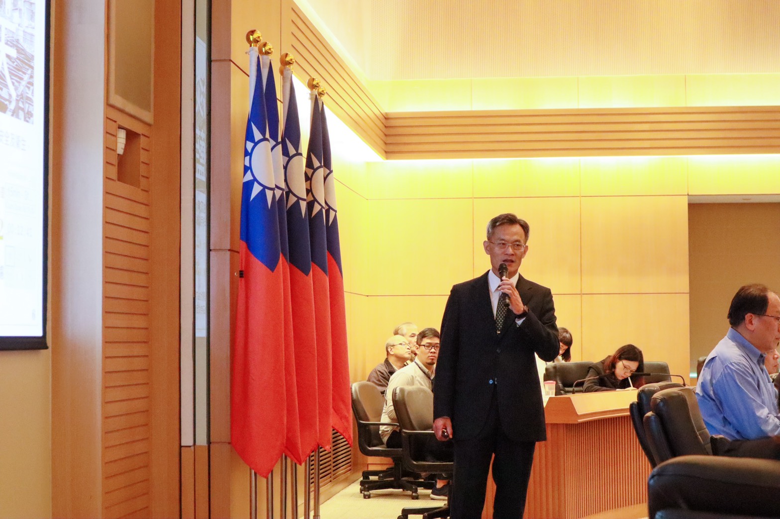 工務局長詹榮鋒25日一上任就進行市政會議專案報告，說明建構安居樂業新北城以減法拆除危害，加法大步建設的願景，無縫接軌工務局業務。