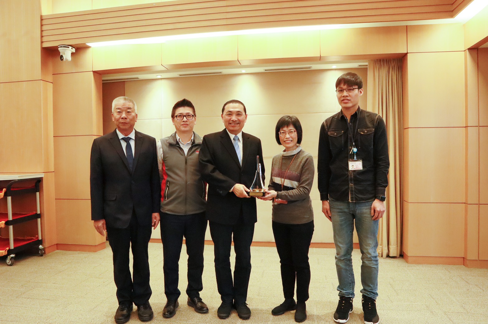 新工處施作烏來覧勝大橋改建工程，贏得第19屆公共工程金質獎，施工團隊將榮耀獻給市長。