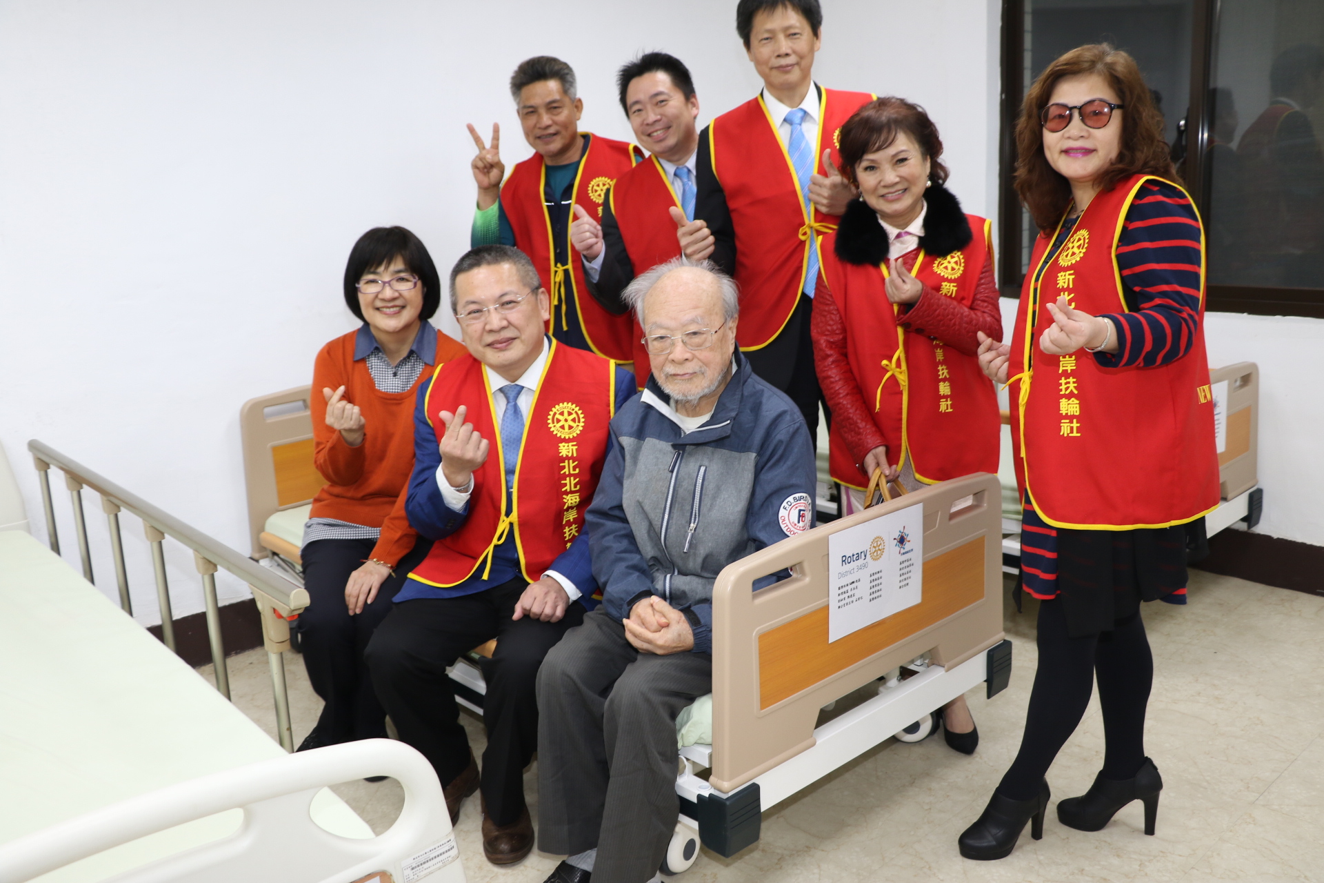 國際扶輪3490地區基隆分區助理總監李泳亮（前排左2）與北海岸扶輪社長許玉蘭（右）等人  一起探視仁家長輩使用新養護床  左1為社會局長張錦麗