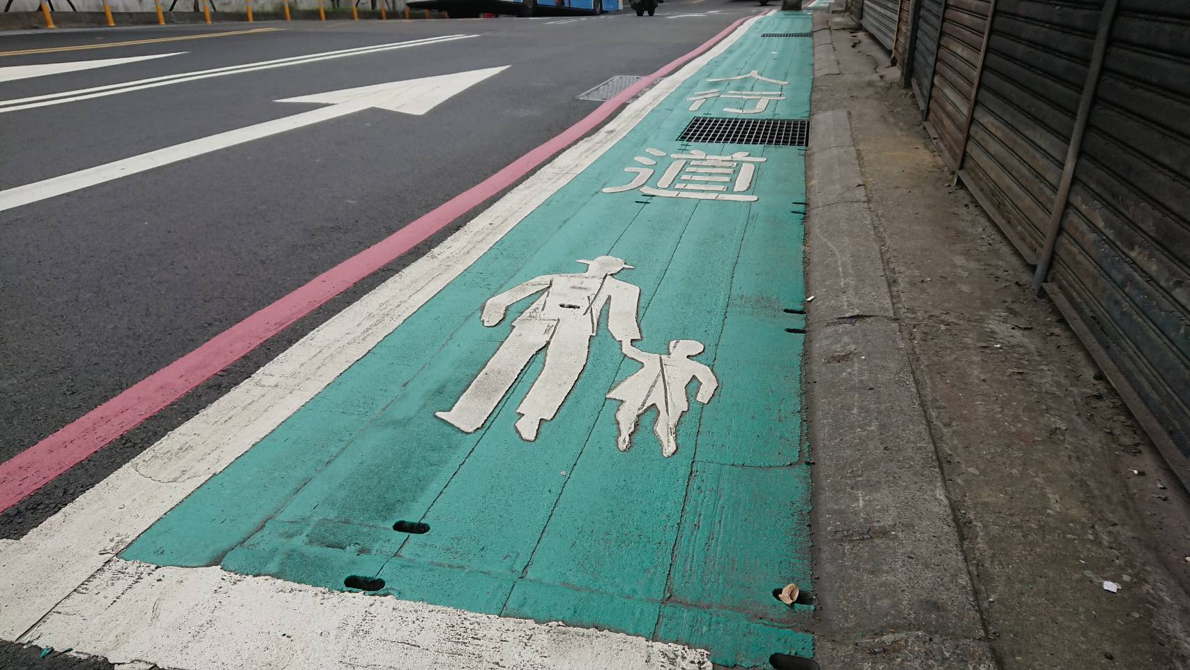 汐止康寧街標線型人行道