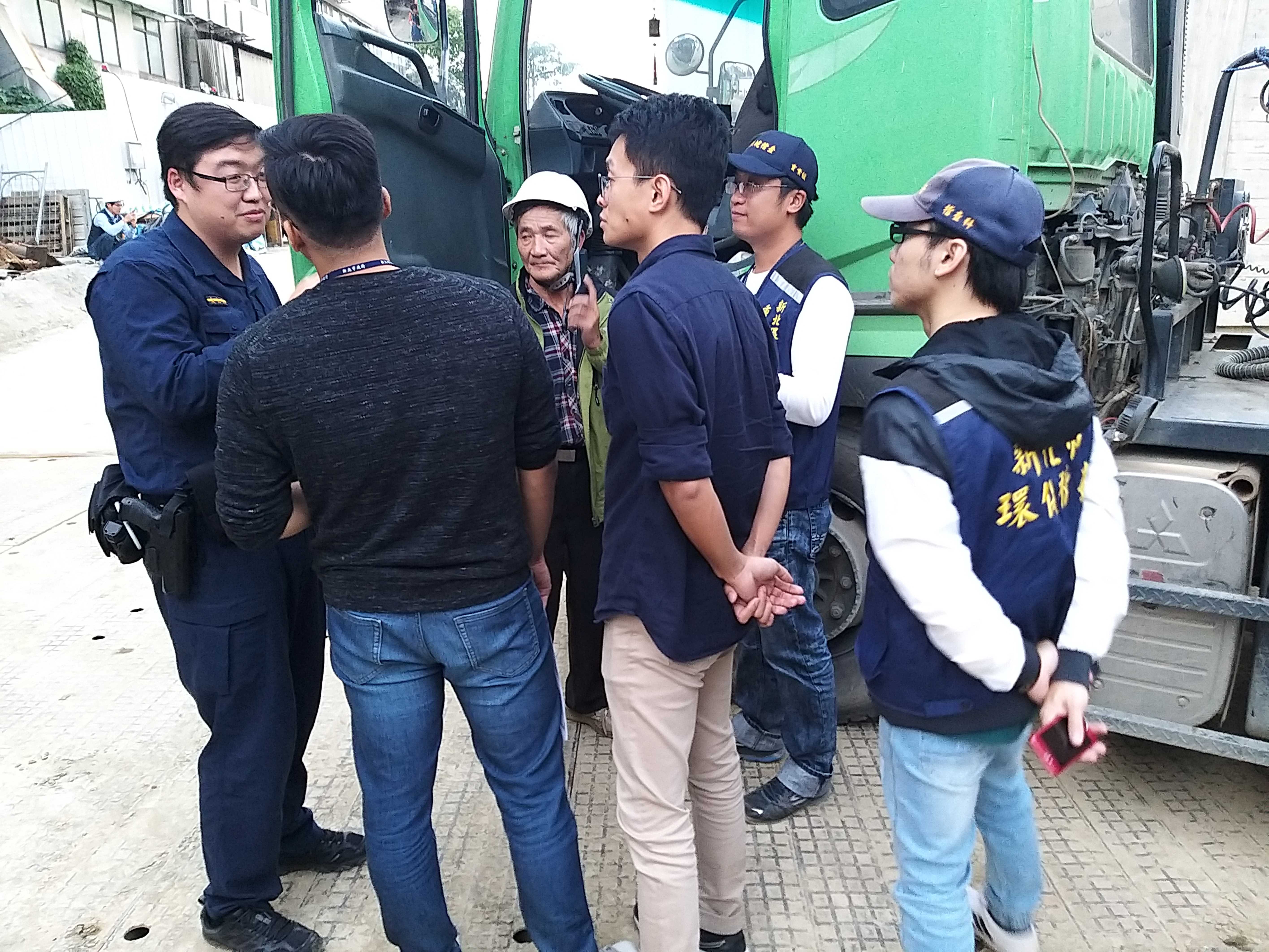 環保稽查員、員警押送載運砂石司機回板橋營建工地，並會工務局同仁稽查
