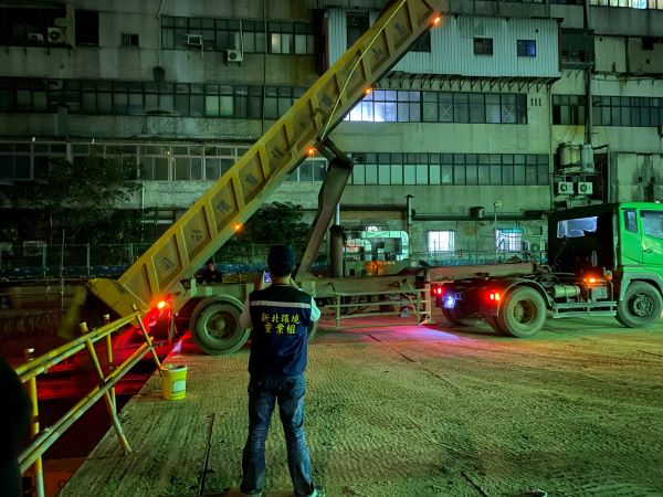 稽查人員責令載運業者將土石方倒回原本的營建工地現場