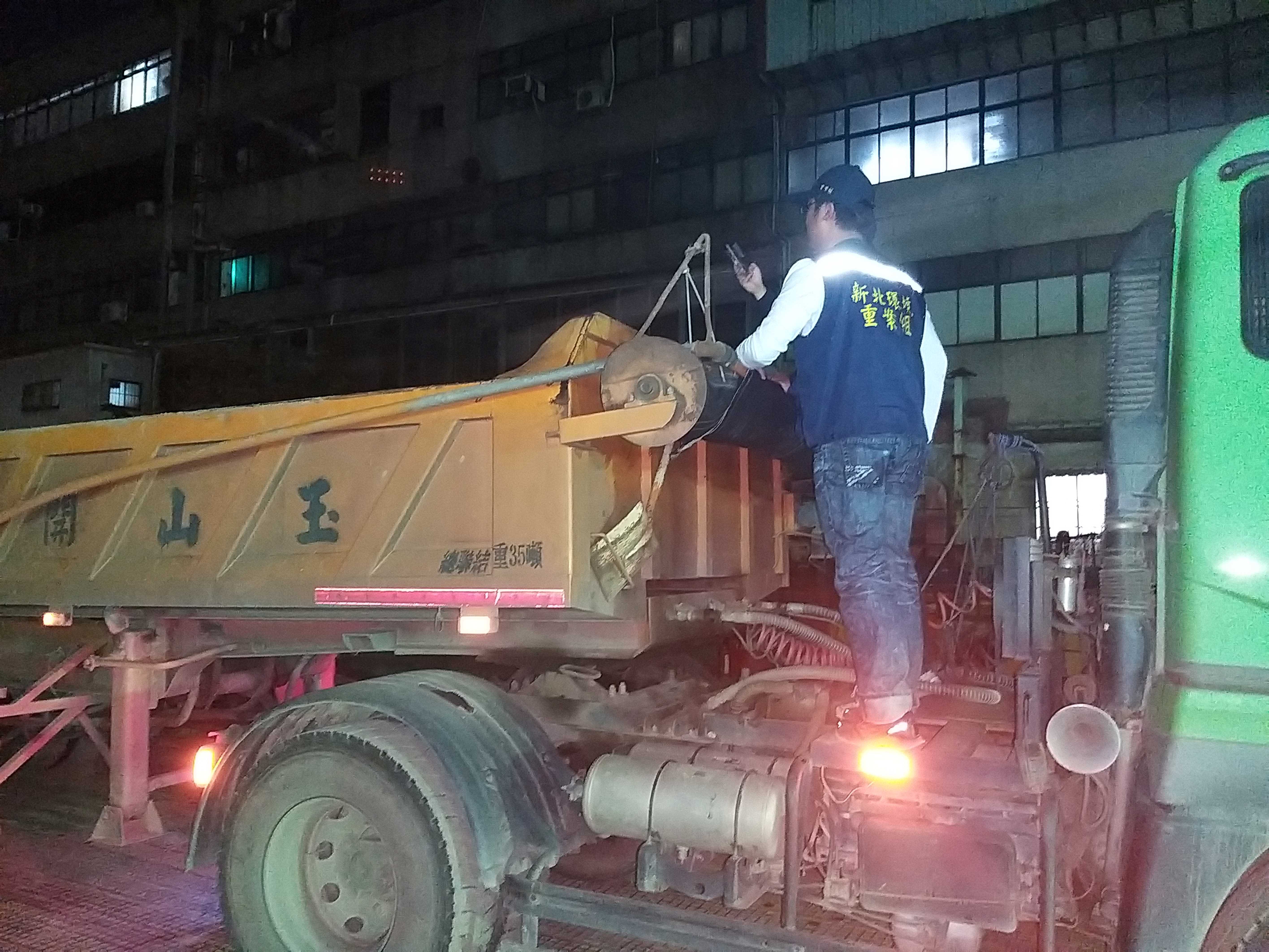 環保稽查員確認司機已將土石方倒回工地復原，車斗內已無土方