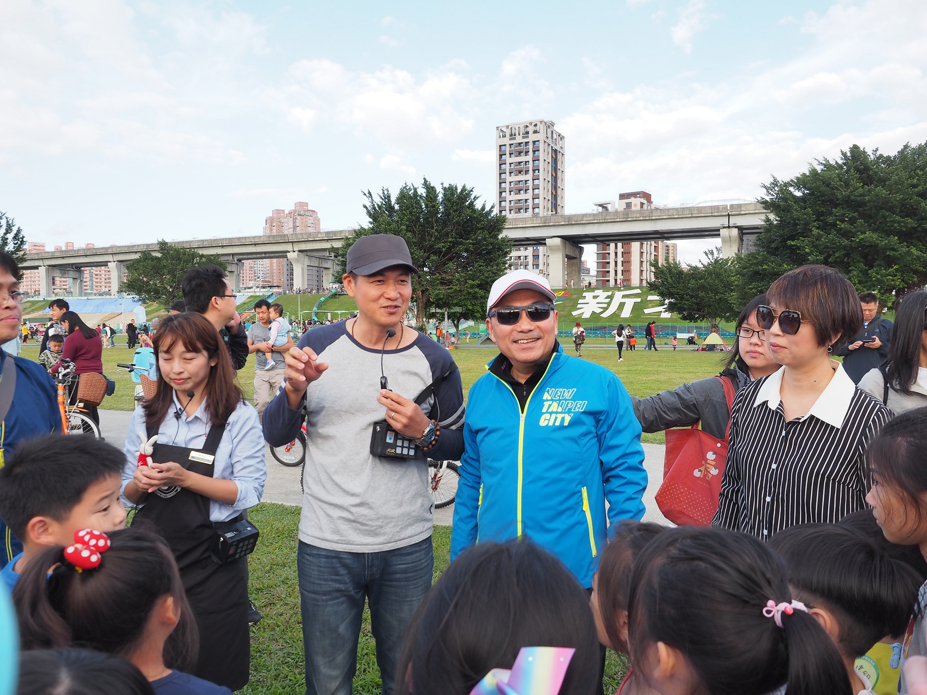 藝術家蔡坤霖向侯友宜市長與民眾介紹作品創作理念