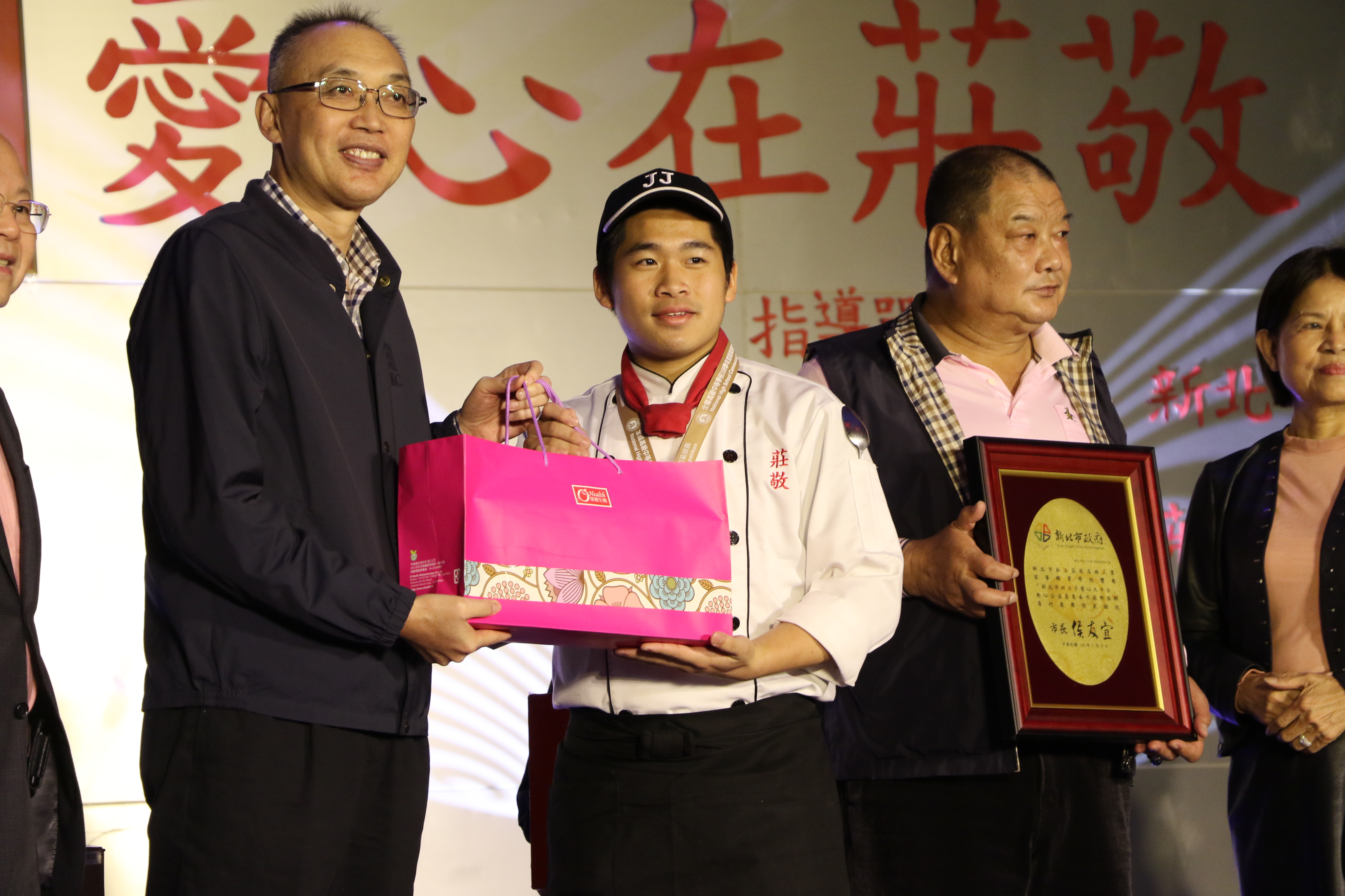 謝政達致贈禮物鼓勵陳彥達