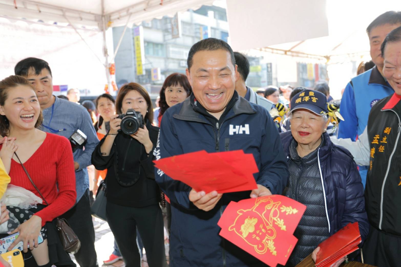 侯市長體驗紅包袋DIY