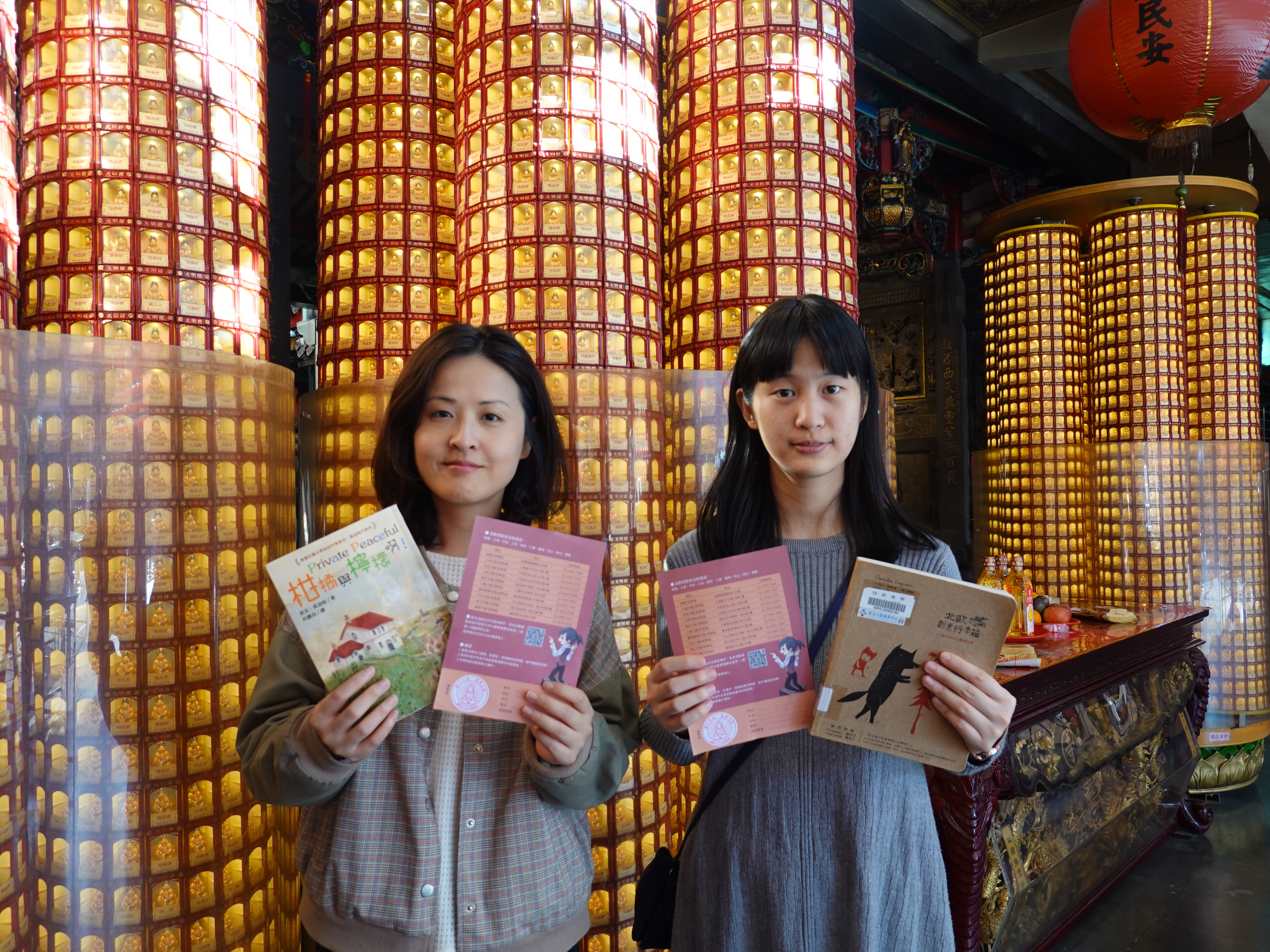 只要到圖書館借書，就有機會可以免費點光明燈。新北市立圖書館結合全市19間地方廟宇，邀大家一起開春讀好書，還能擁有神明的「加持庇祐」
