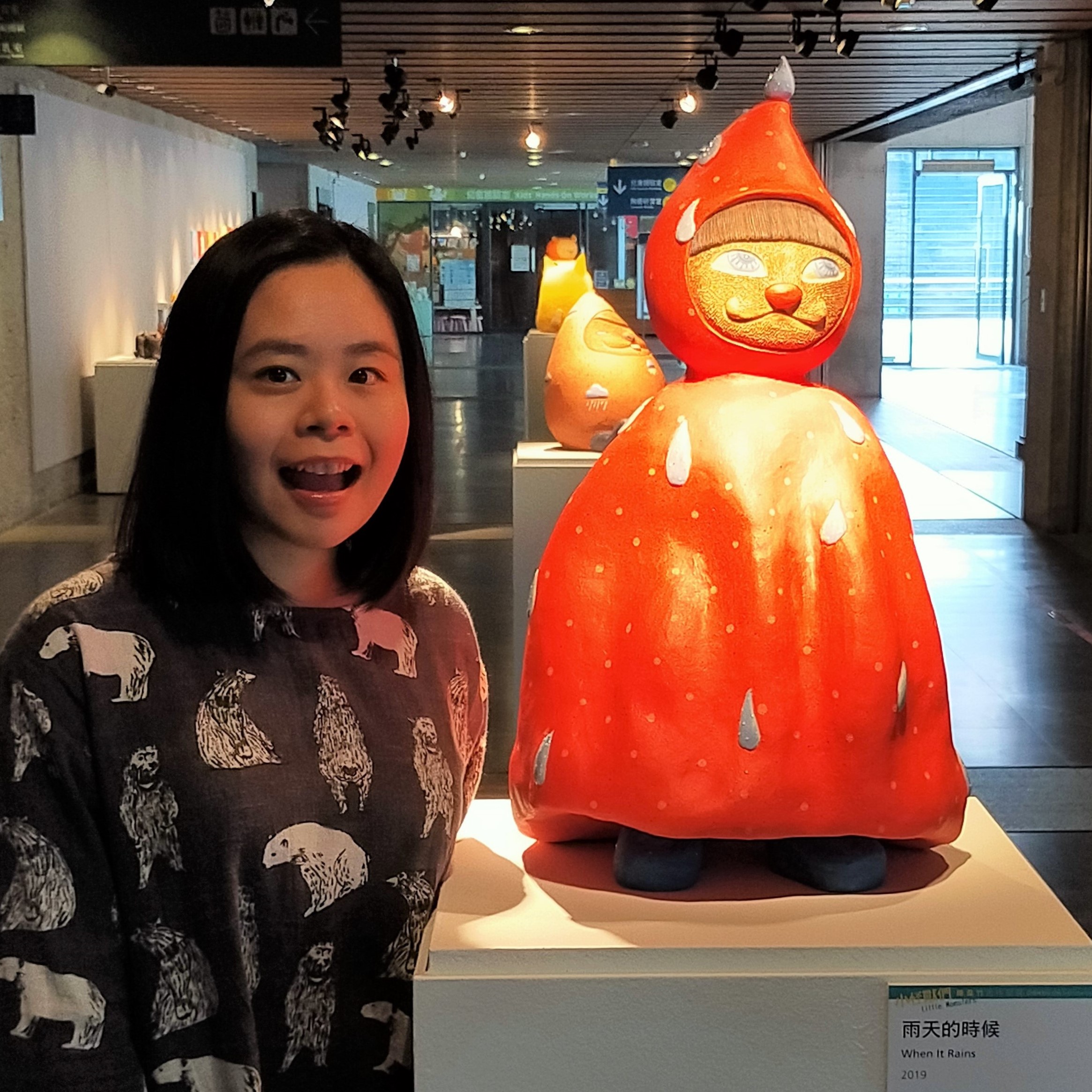 陳韋竹以鮮明的色彩搭配可愛的小女孩表情創作《雨天的時候》，回憶兒時喜歡雨天的心情。