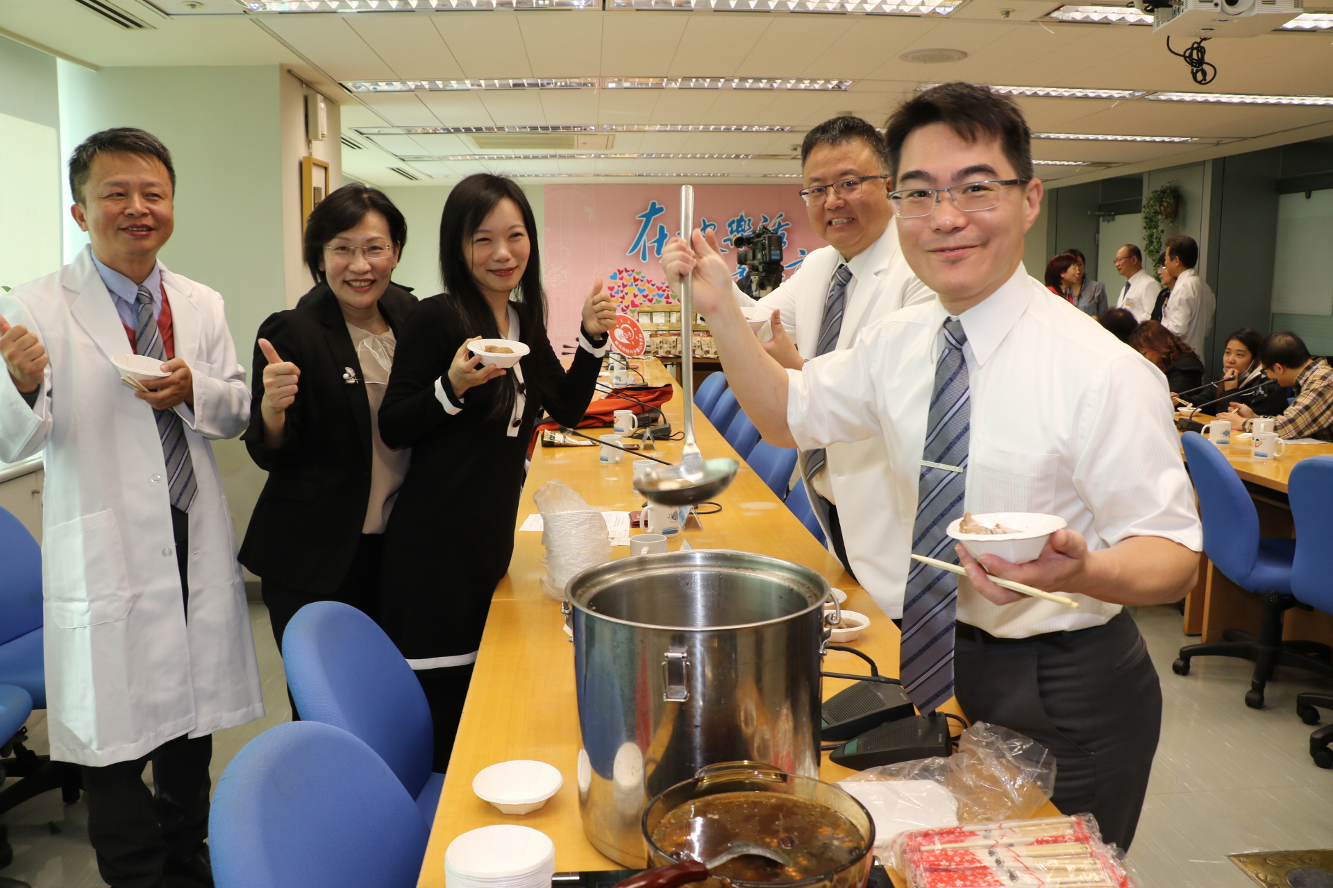 科達製製藥副總陳美玲（左2）和中醫師示範藥膳排骨湯  可滋補養生