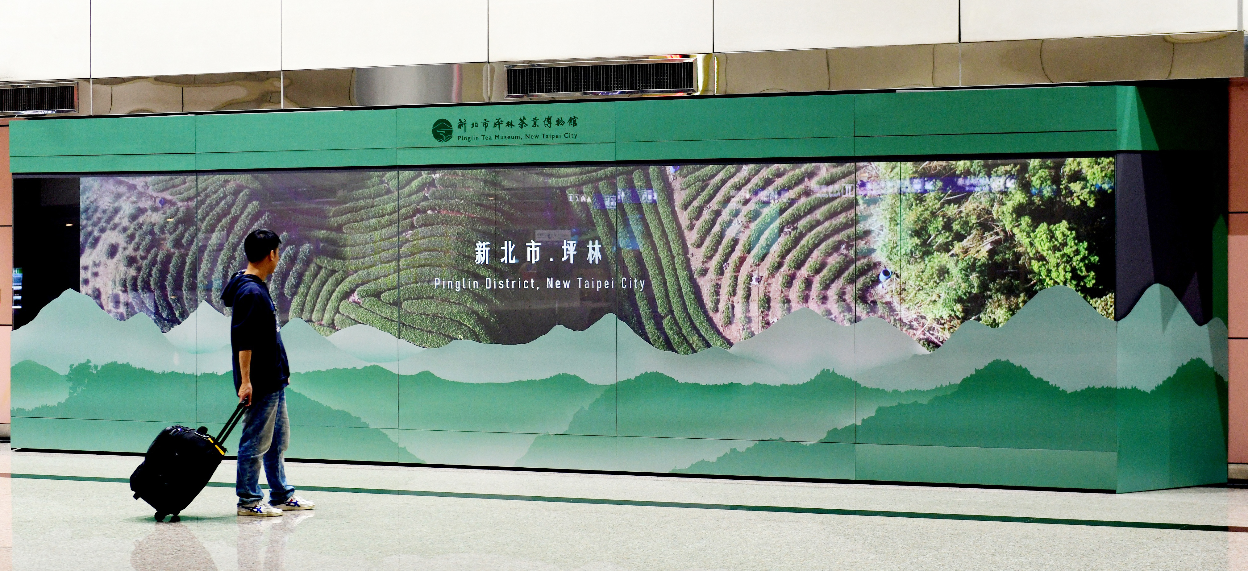 巨型動態櫥窗成功吸引機場旅客駐足欣賞