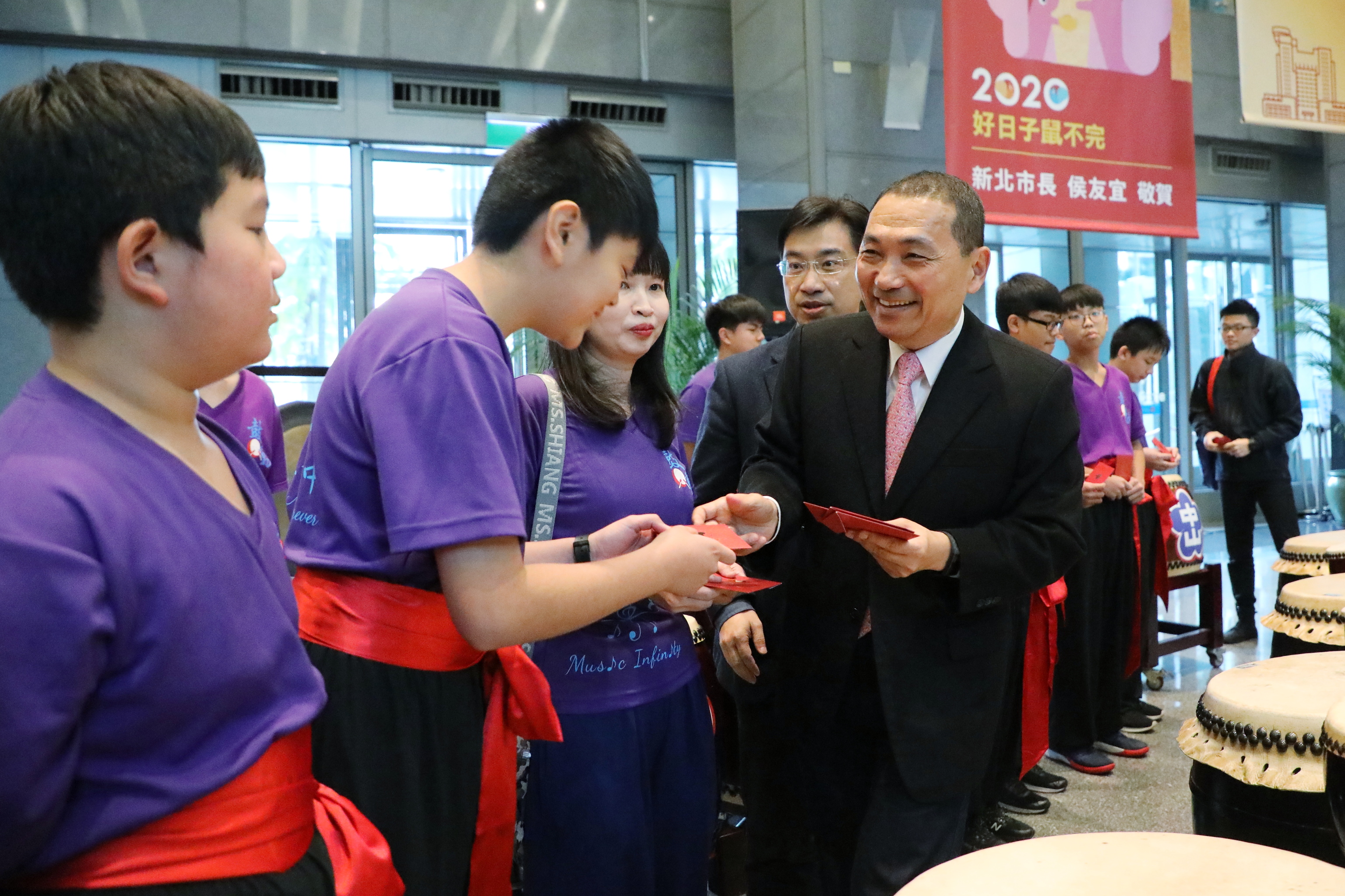「家金鼠喜-好日子鼠不完」2020新年福袋侯友宜市長首發