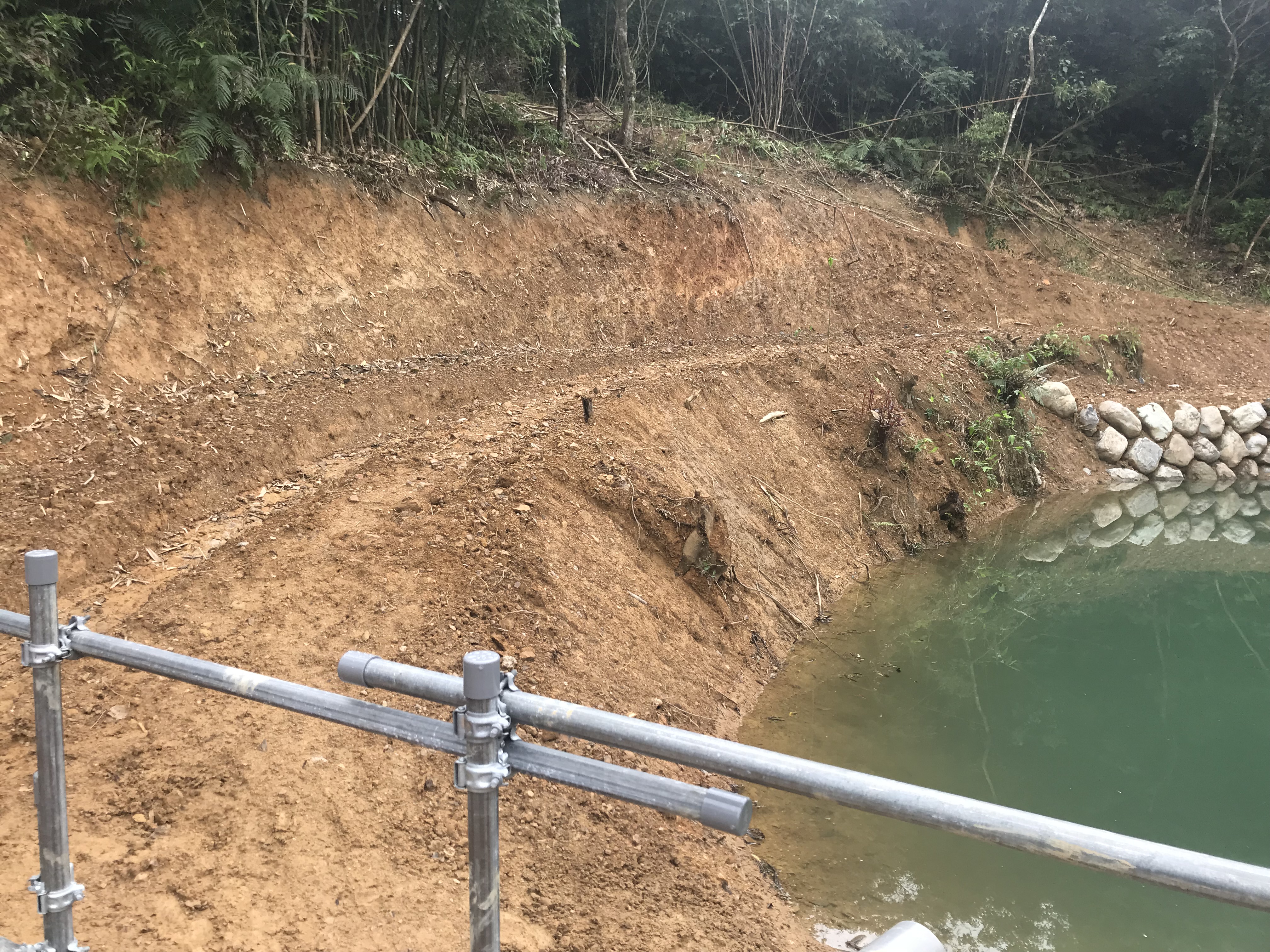 農地水土保持輔導前(裸露且擋土牆不完整)