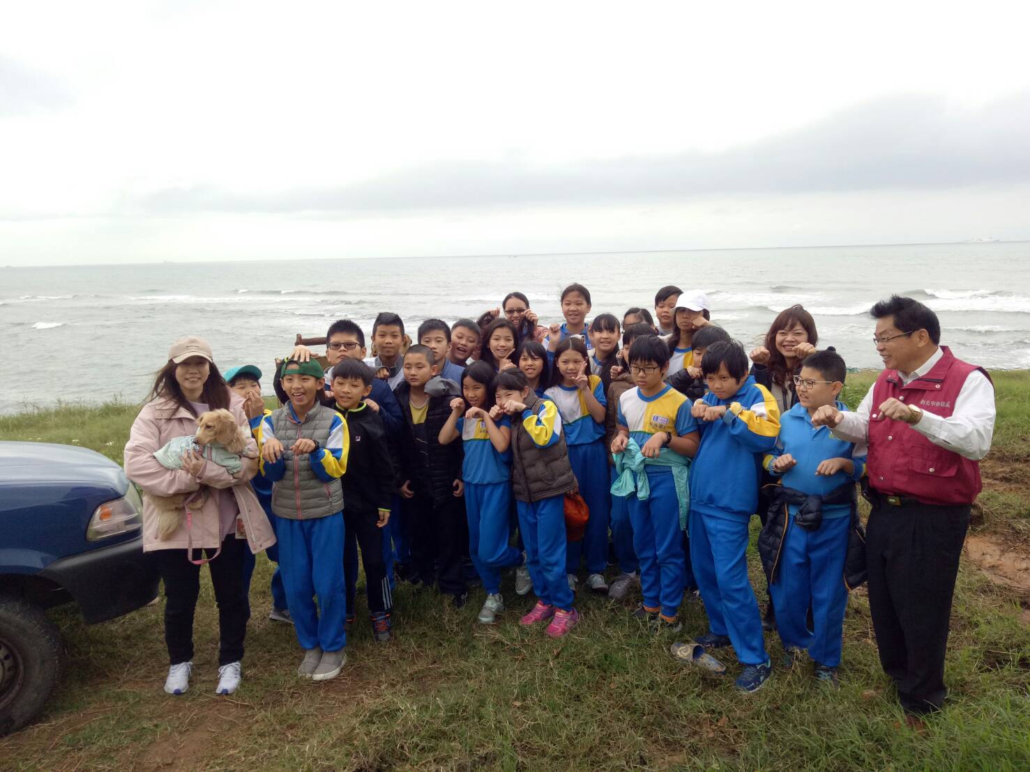 淡水動物之家離海好近，同學們看到海很興奮