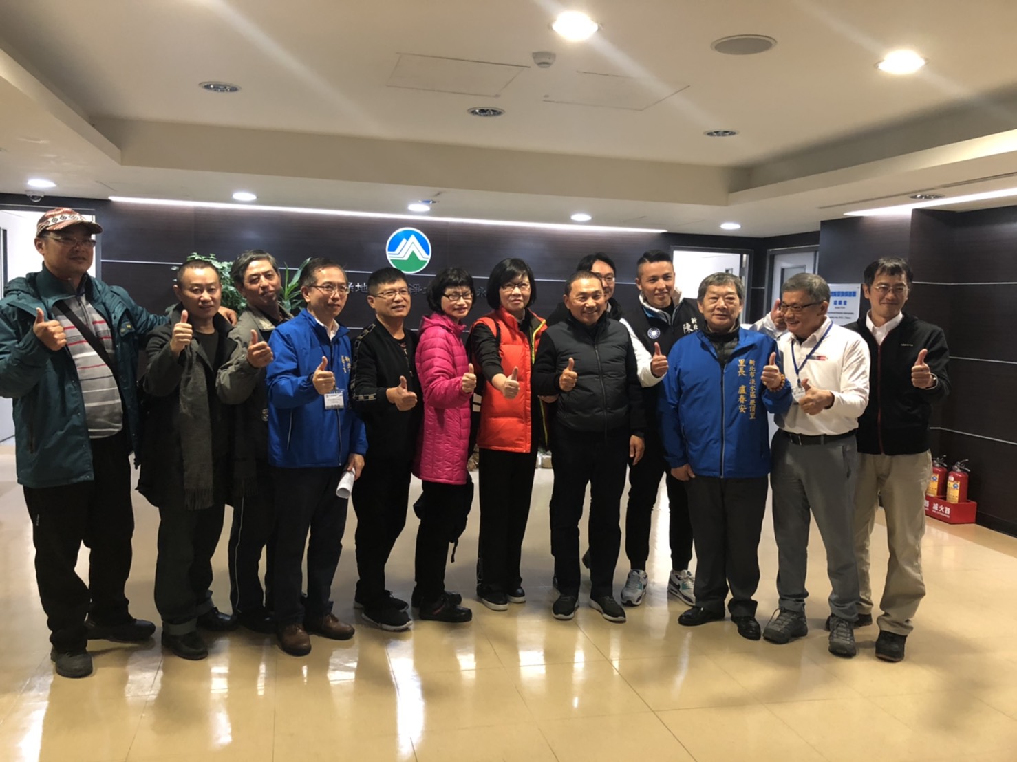 環保署通過淡北道路二階環評之後，侯友宜市長與淡水地方人士開心比贊