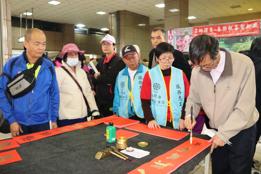 寫春聯送春聯，洋溢年味