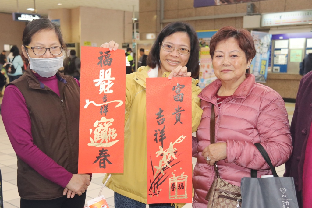 民眾迫不及待拿出手寫春聯亮相