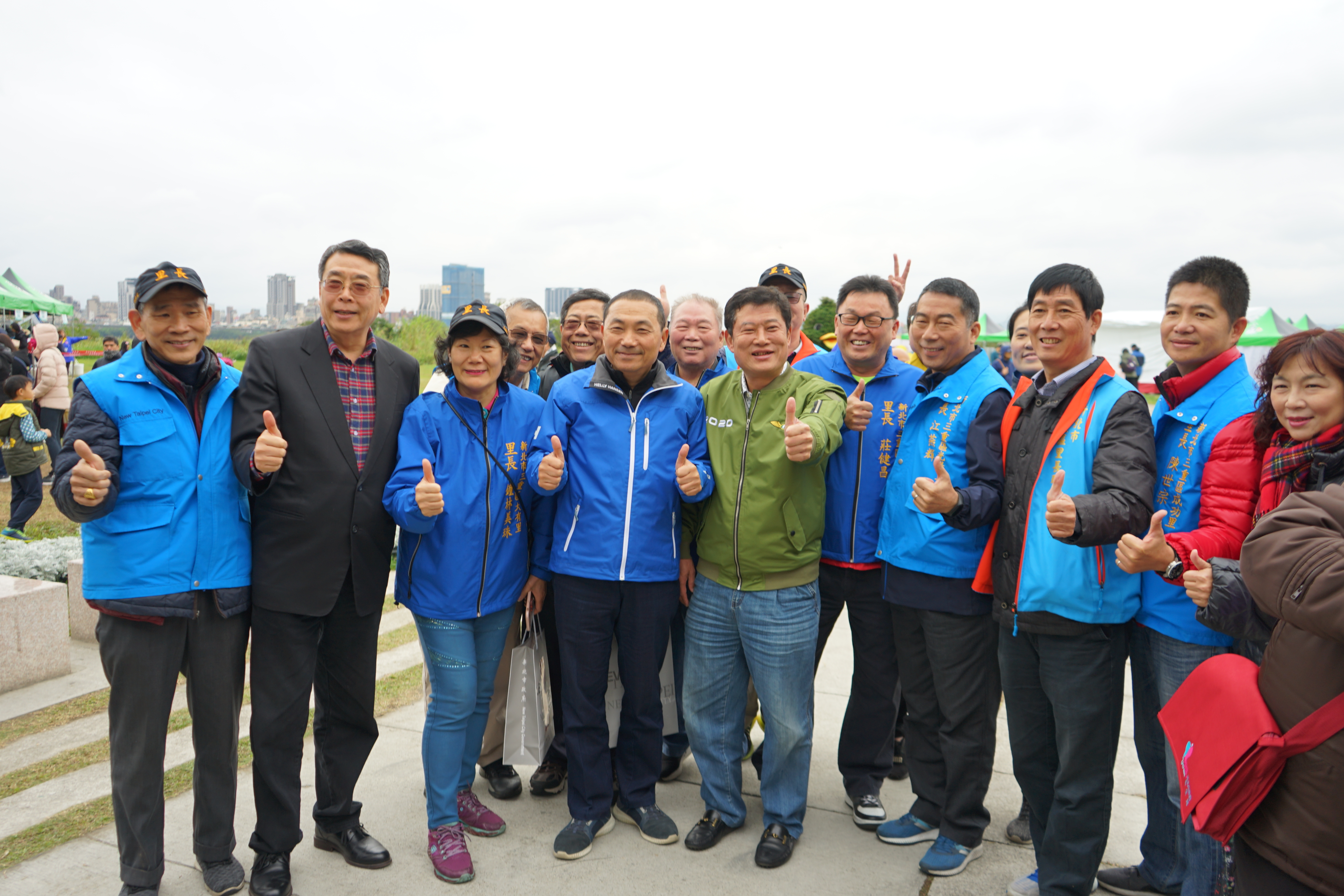 市長與區長里長議員們合影