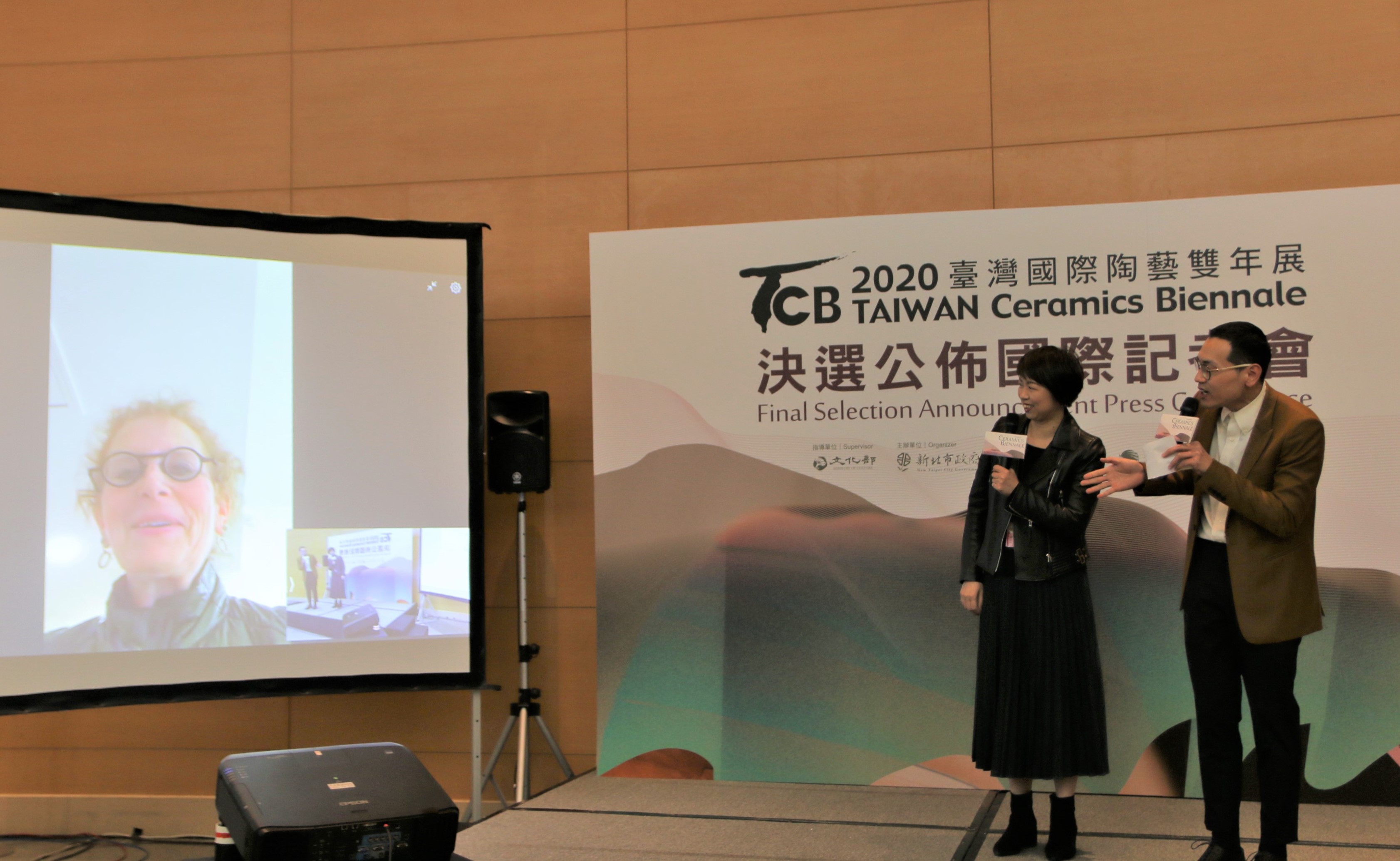 新北市政府文化局局長龔雅雯(舞臺上左一)揭曉首獎由Susan Beiner《盛菊花》獲得後，現場連線首獎得主Susan Beiner，為公佈評審決選結果達到最高潮的時刻。
