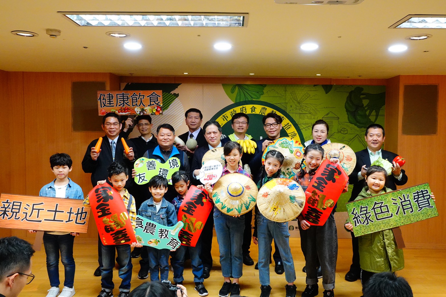 吳明機副市長與海山國小學童及與會貴賓合影