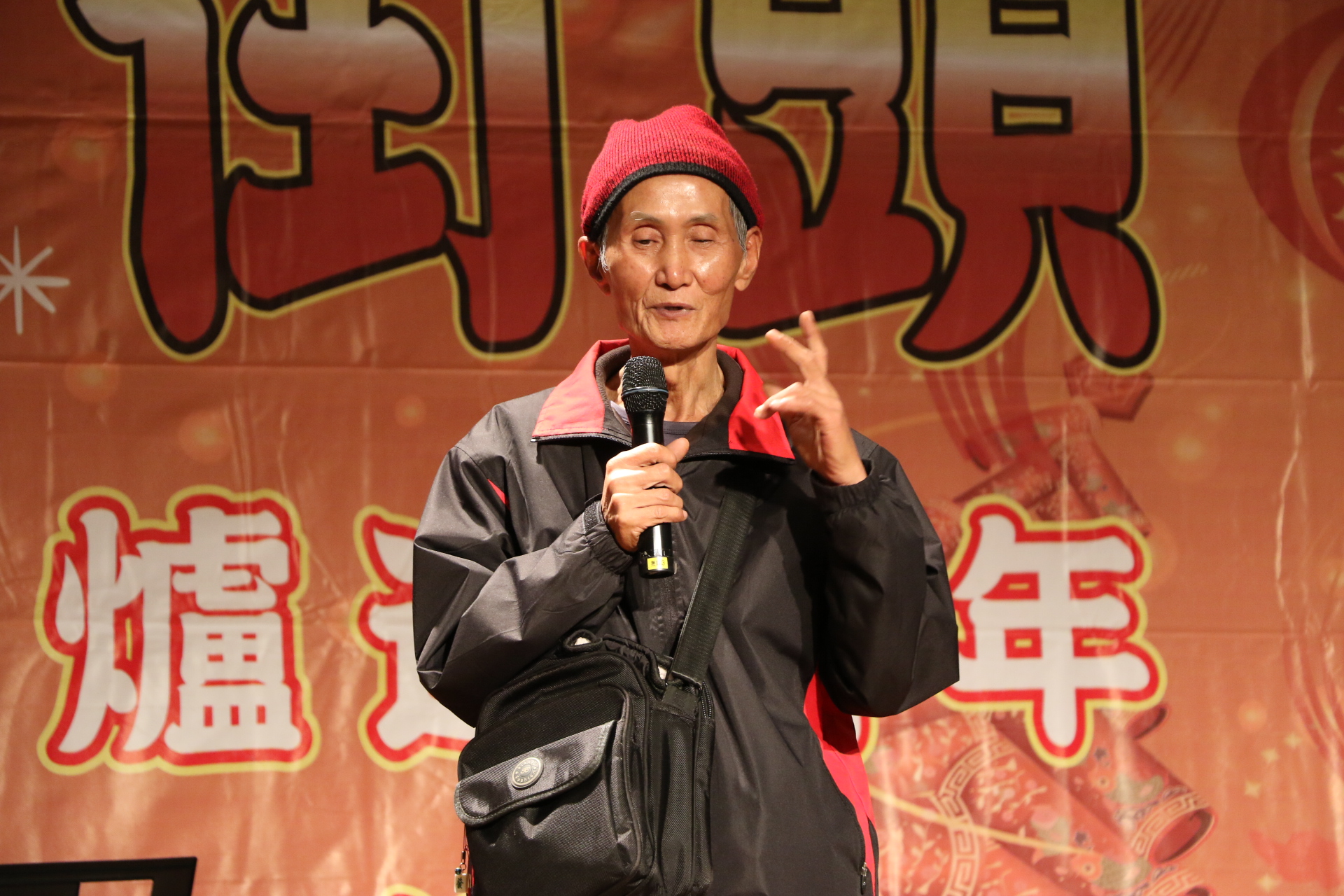 張庚平在圍爐餐會中分享從千萬富翁淪為街友  又在觀照園重新開始振作  現在已存了20多萬元
