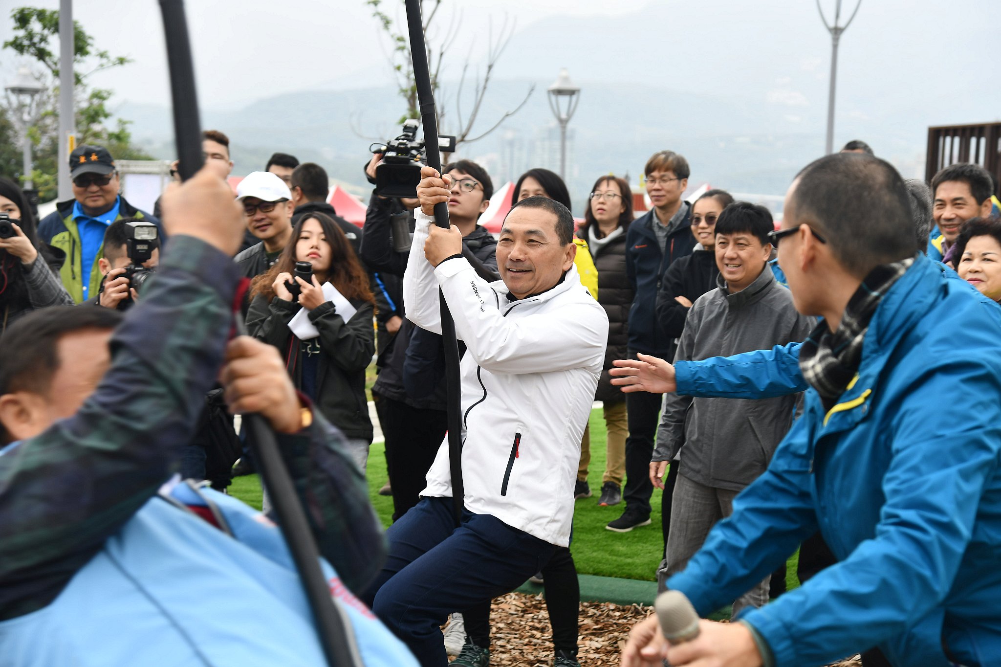 侯市長體驗360度旋轉鞦韆