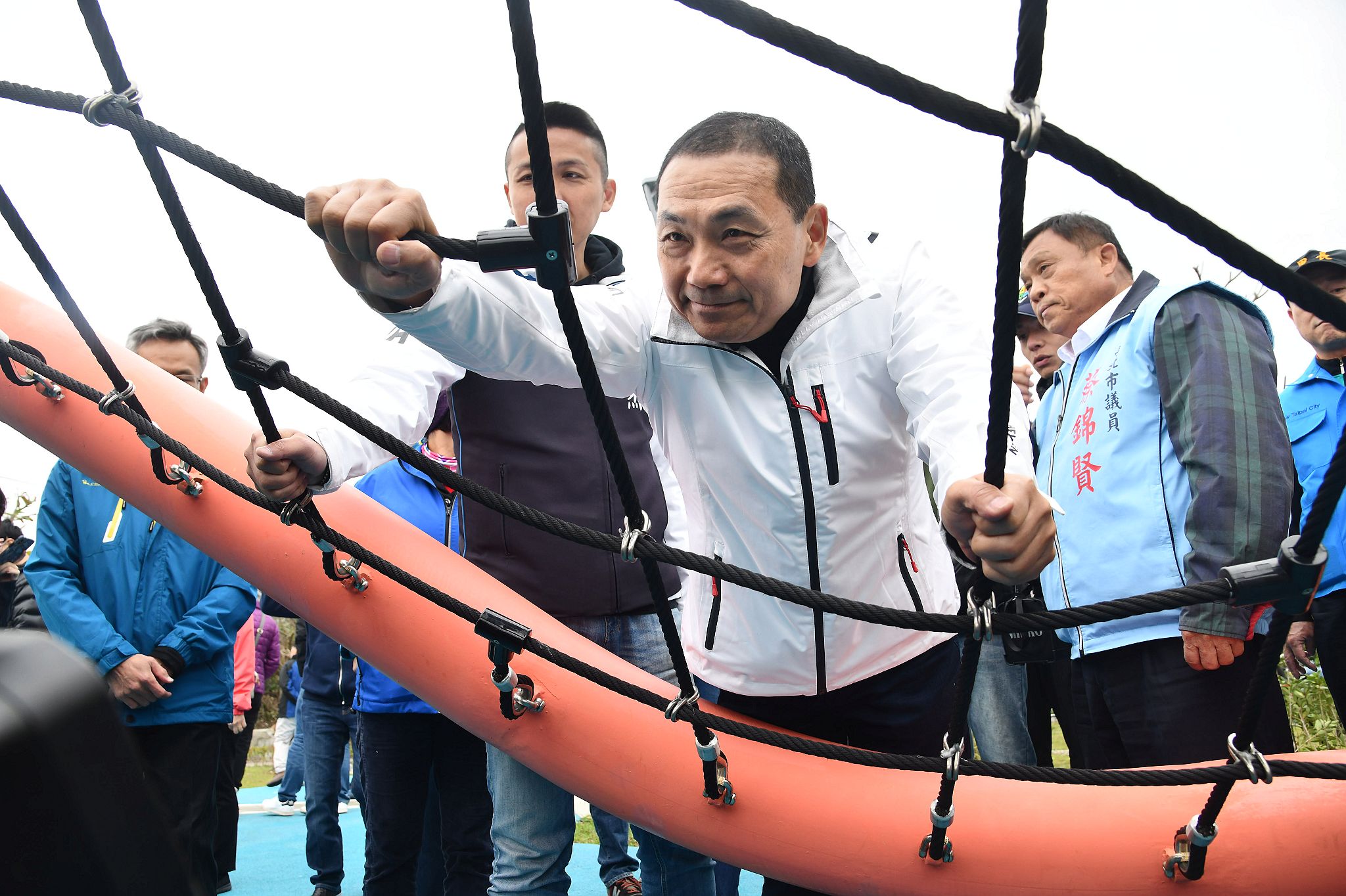 侯市長聽取彈塗魚攀爬網解說