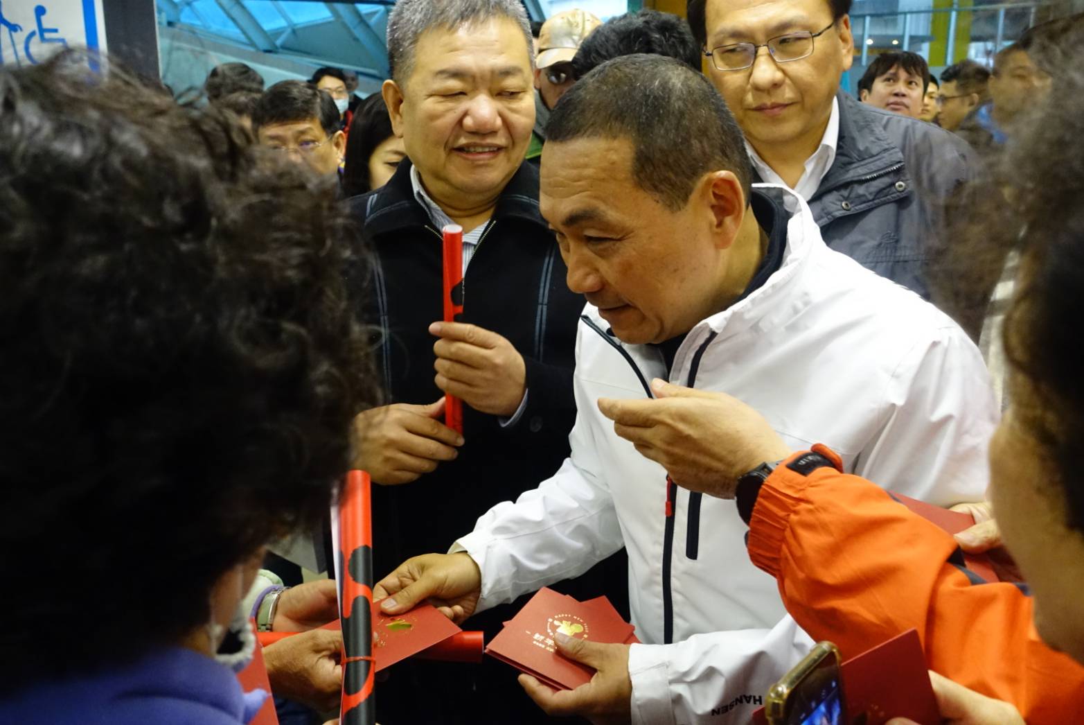 市長發福袋給民眾