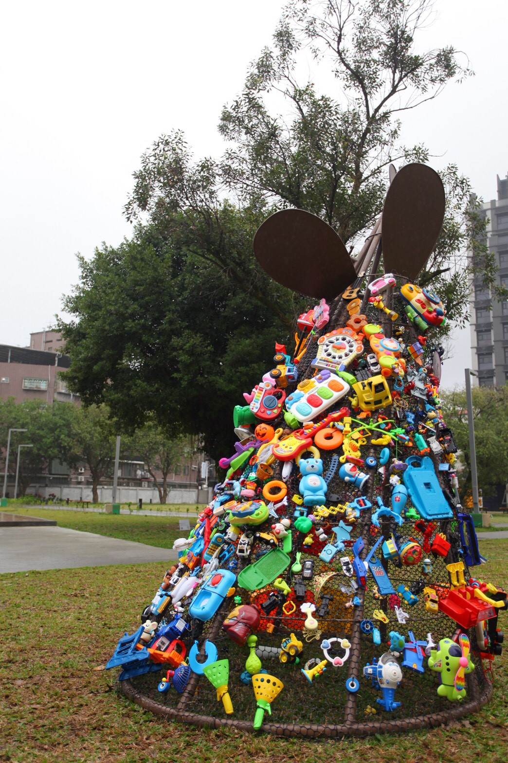 大、小朋友共同完成的公共藝術作品「鼠財寶」