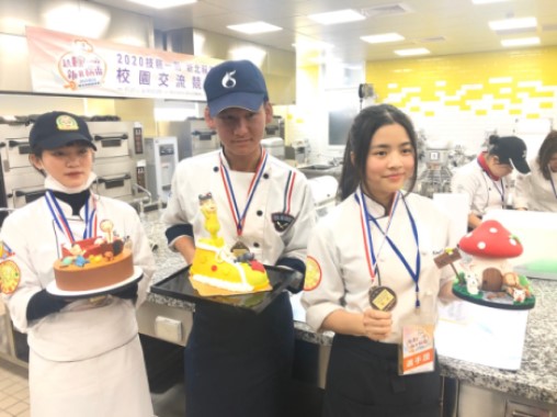 校際交流賽前3名得主，左起第3名、第2名及第1名
