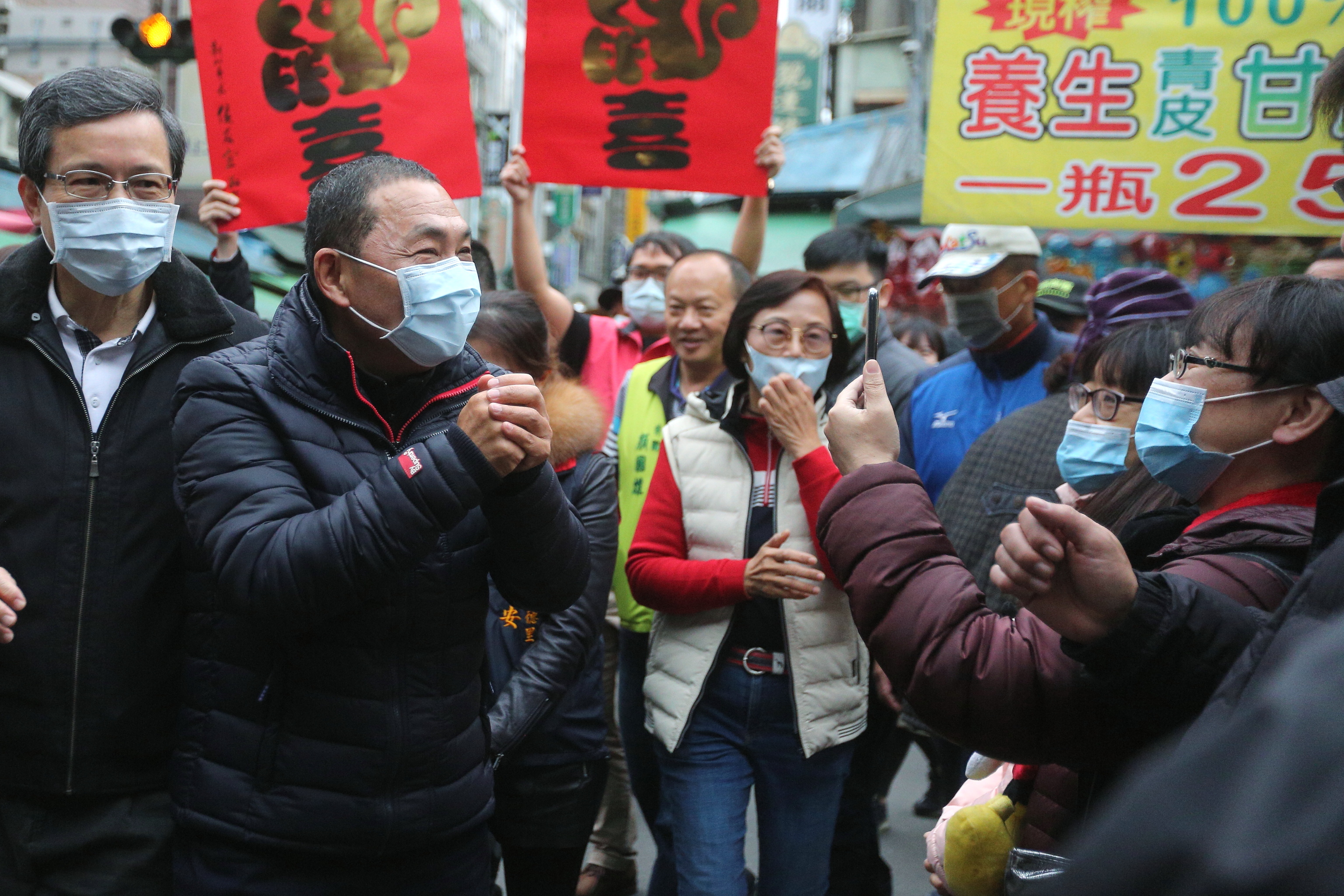 109年新春發送福袋，侯友宜市長拱手與市民互道恭喜。