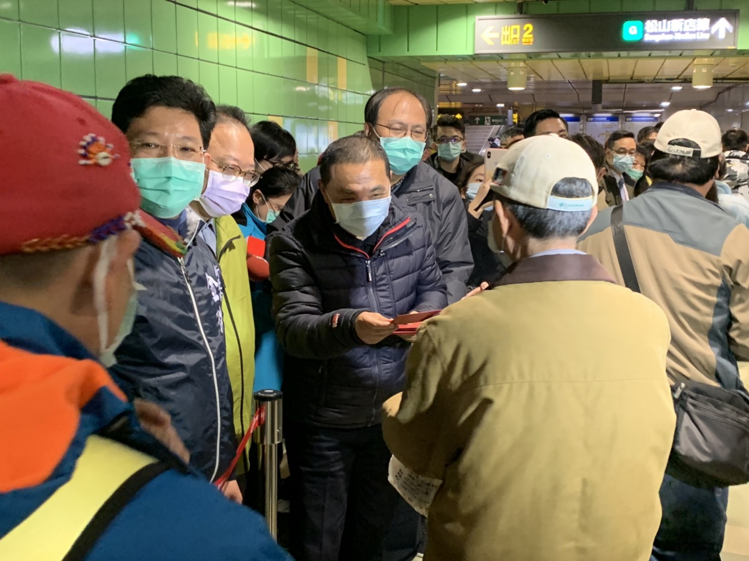 民眾於環狀線大坪林站排隊領市長福袋