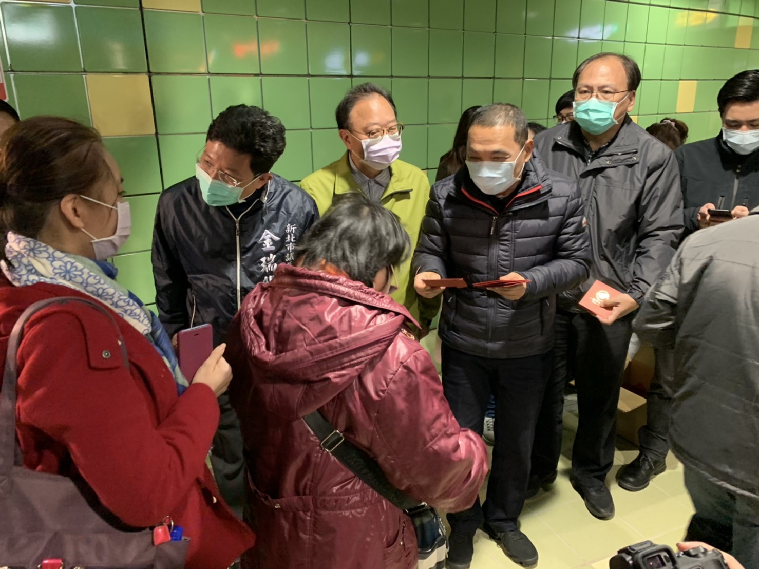 市長於環狀線大坪林站發福袋予民眾