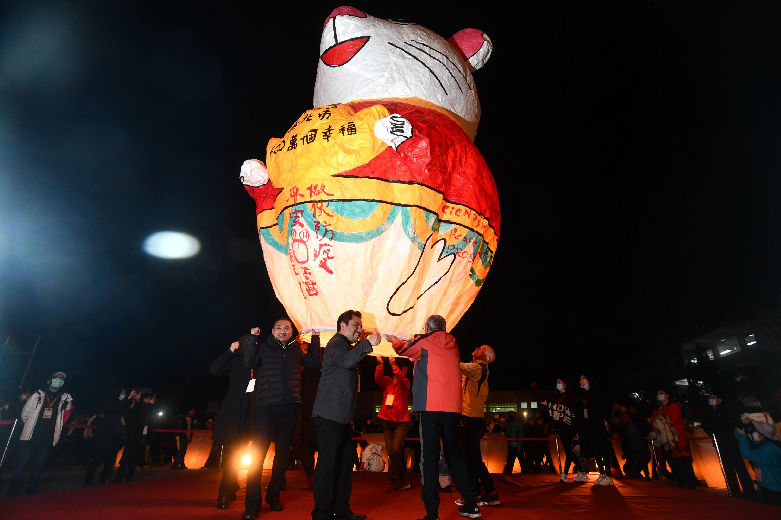 侯友宜寫下「做伙防疫　平安鼠喜」勉勵團結防疫勿恐慌