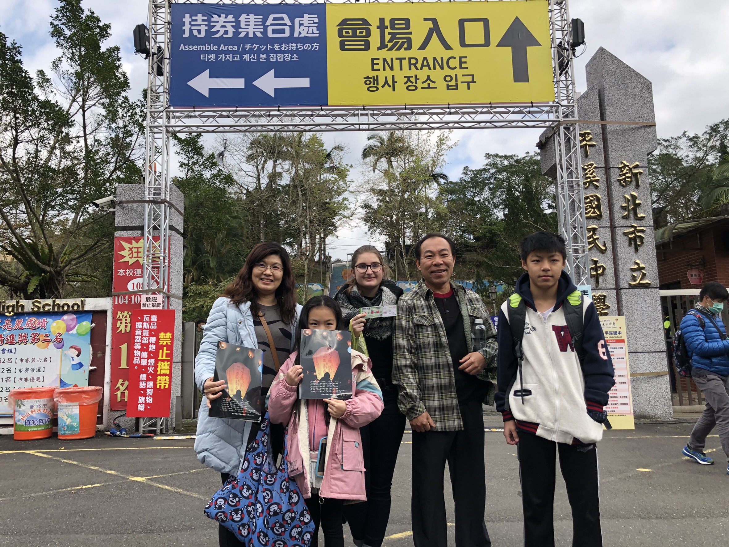  英國留學生遠道而來參加天燈節