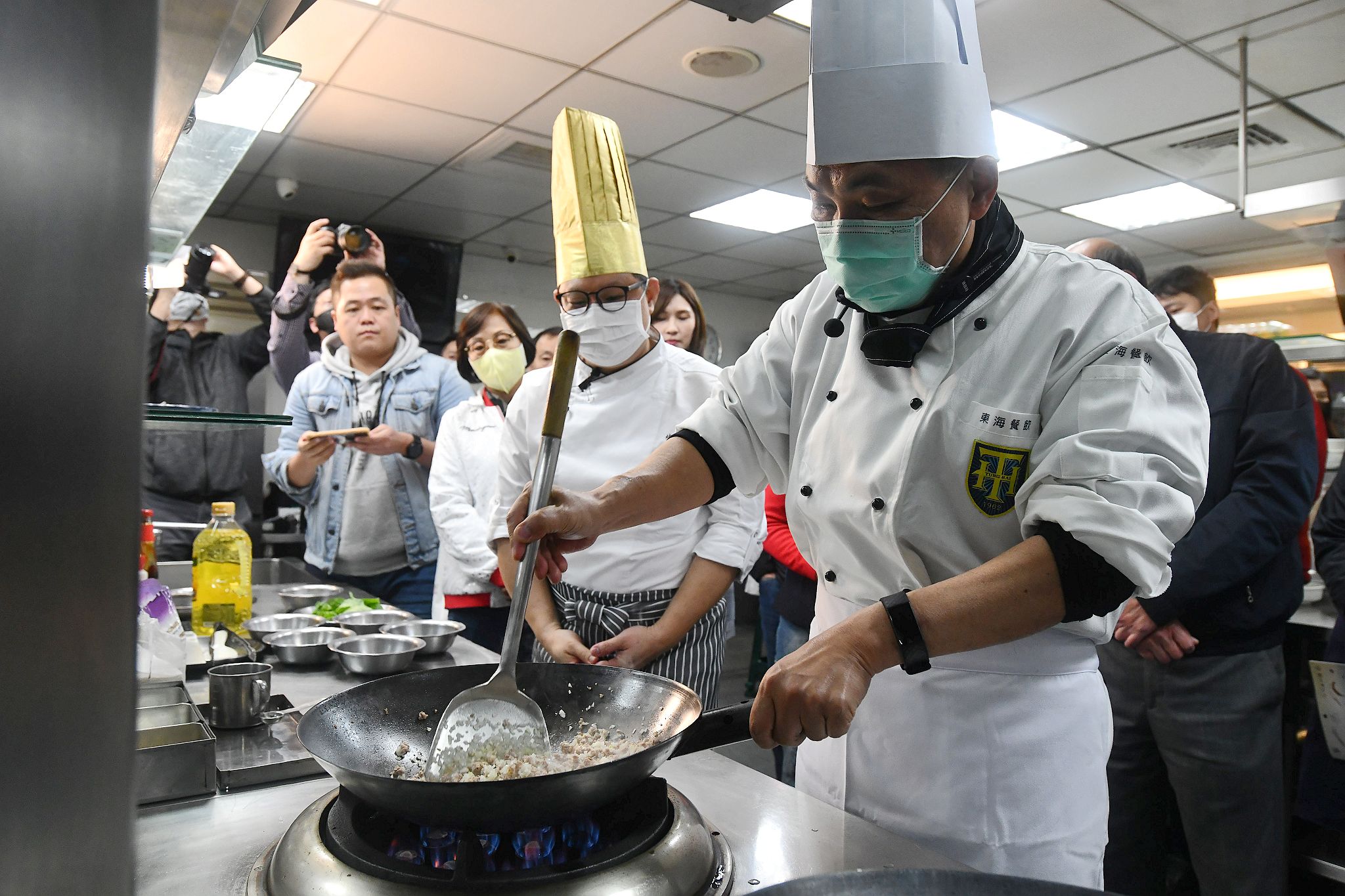 侯市長挑戰製作「泰式打拋豬」