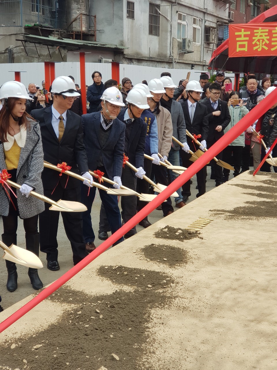 新北市板橋區府中段危老重建案歷經住戶意見整合協調後，於107年 9月20日核准通過，並於今日舉行開工動土典禮