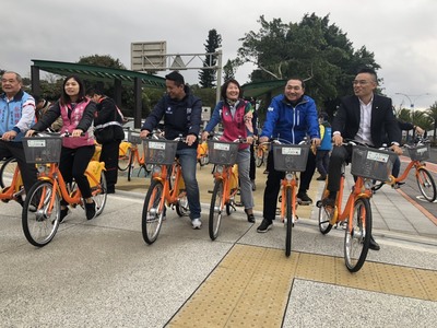 新北市長侯友宜和淡水區民意代表在淡水台2乙中正路至漁人碼頭人行道暢快騎乘鐵馬