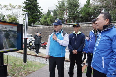 侯友宜市長聽取工務局養工處長馮兆麟針對淡水台2乙沿線人行環境翻新改造簡報
