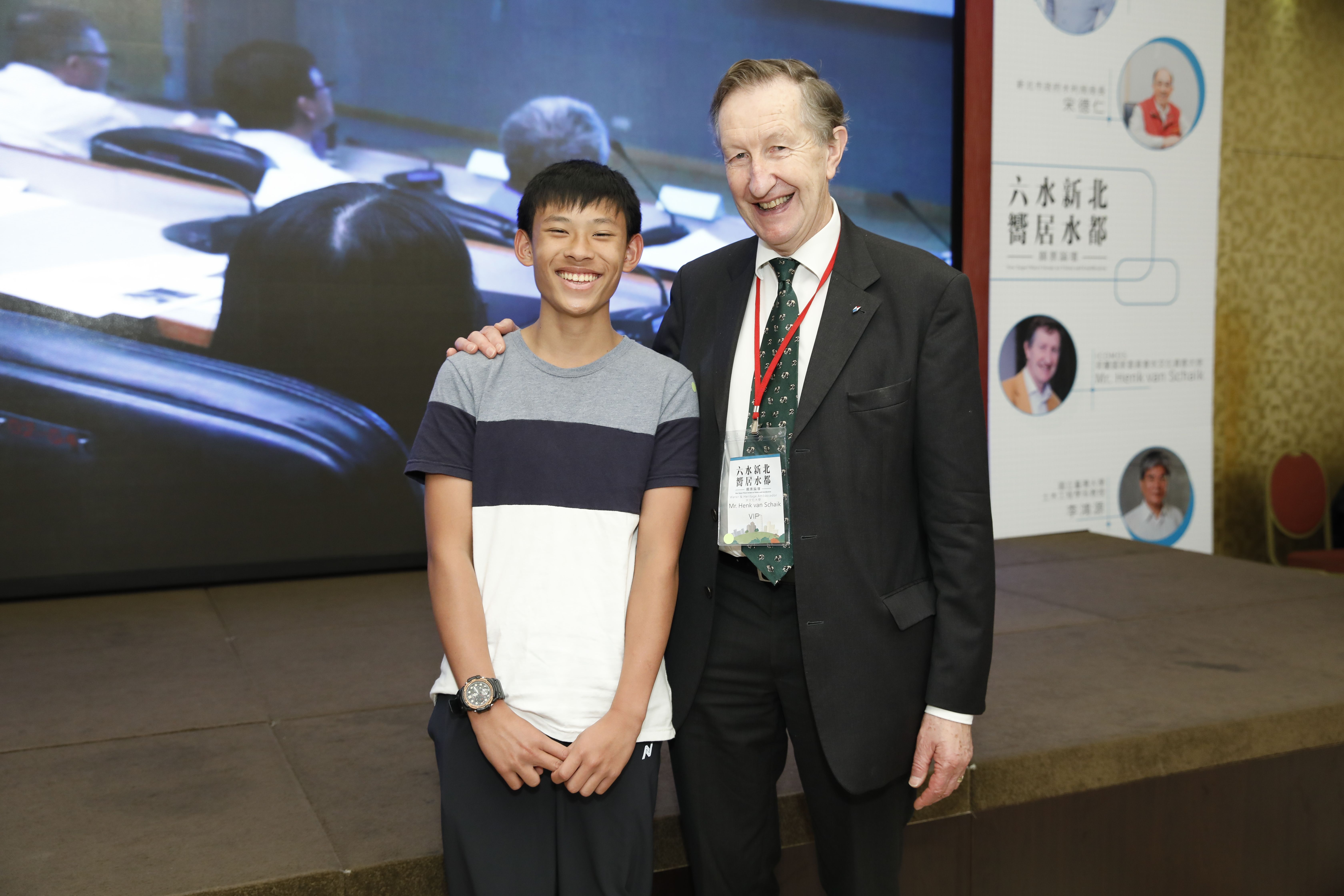 荷蘭水環境專家 Henk van Schaik贈書予蔡同學