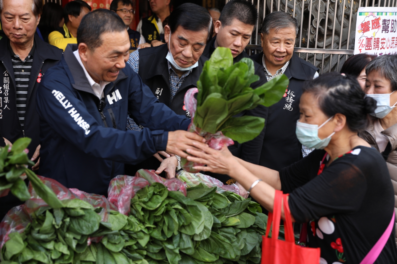 市長侯友宜發送有機蔬菜
