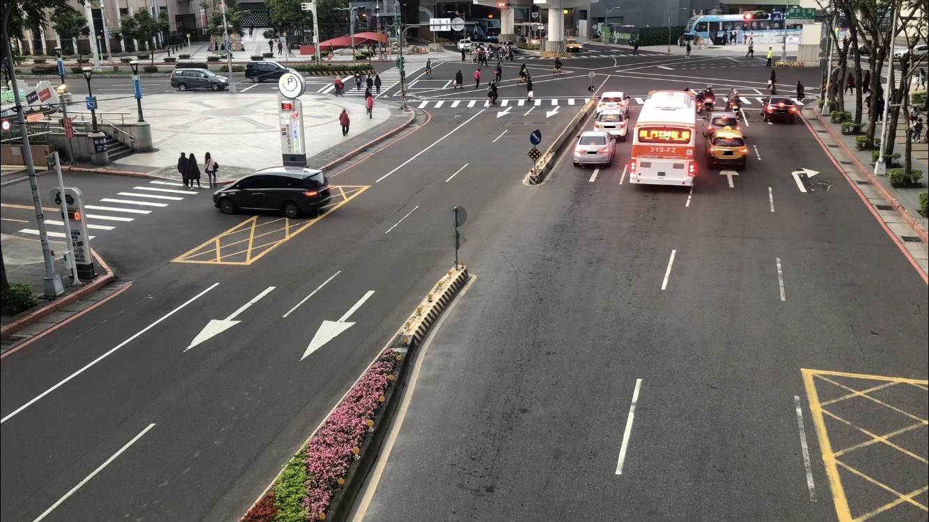 看清車道中無來車後再轉彎，以確保行車安全，避免發生危險。