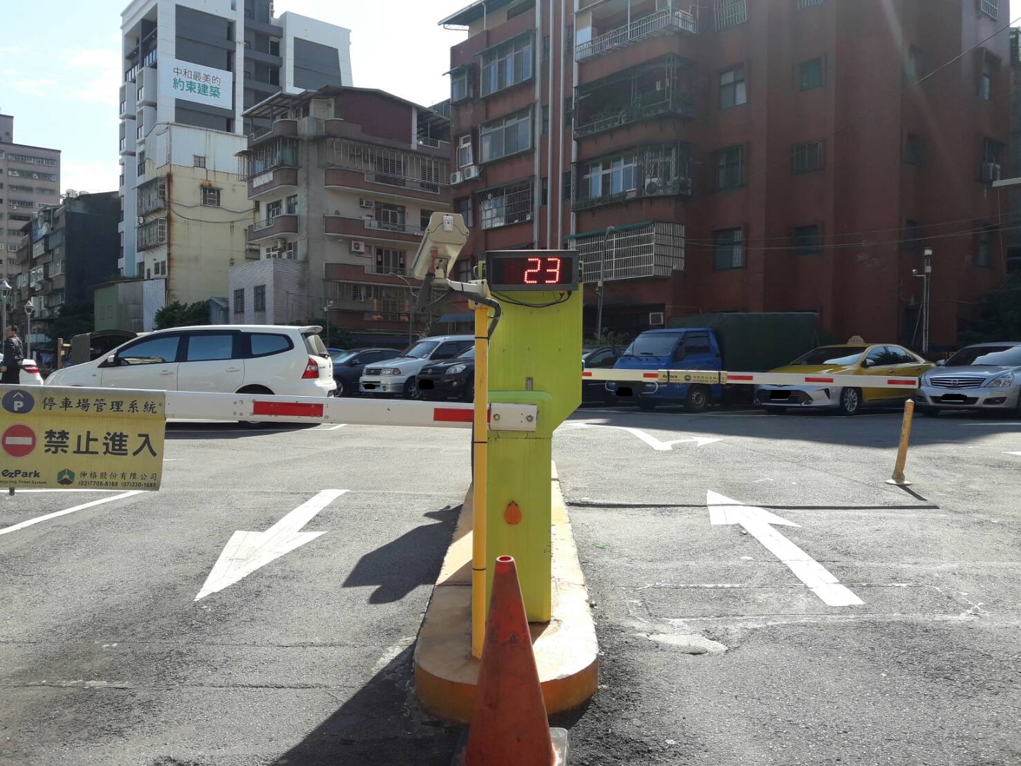 莊敬平面停車場出入口