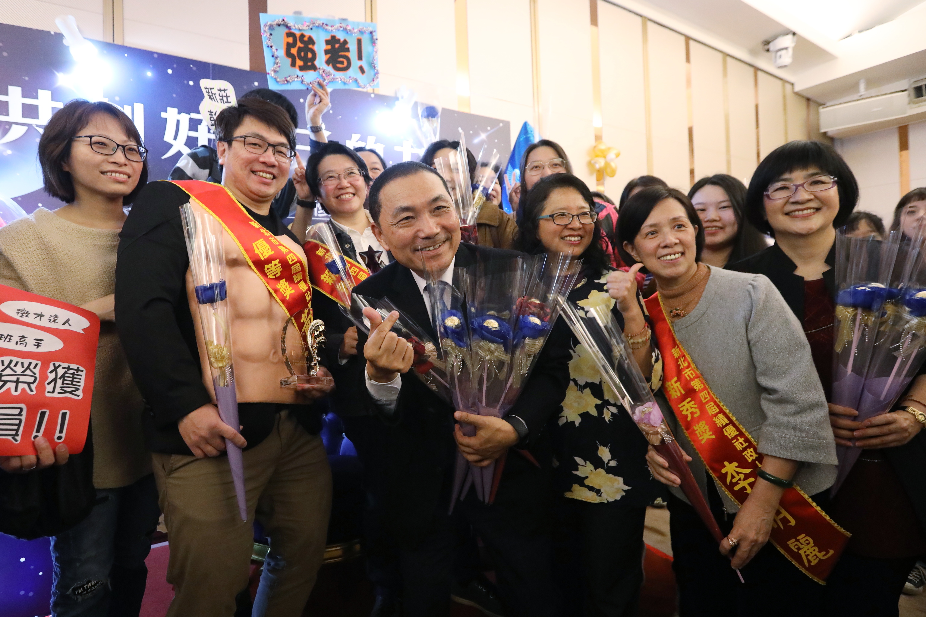 新北市第4屆績優社政人員頒獎典禮適逢情人節，侯友宜市長獻上巧克力花束表達感謝與祝福