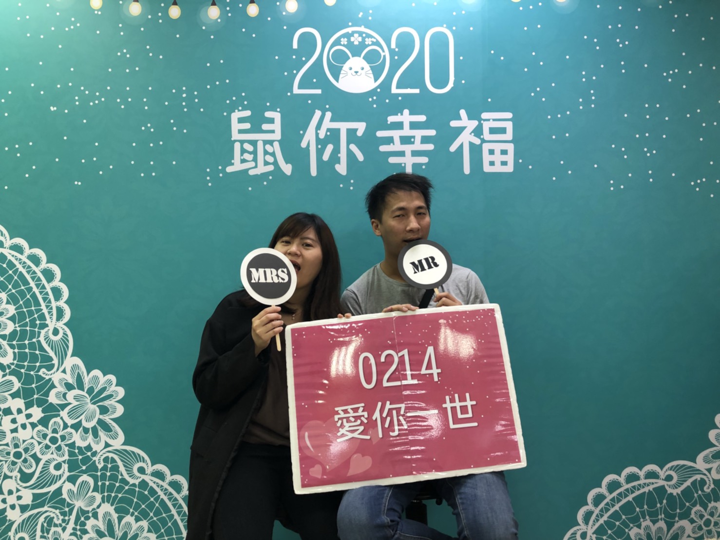 永和戶所結婚拍照專區以藍綠色背景為主軸，輔以燈泡點綴，彷彿在星海裡許下「2020鼠你幸福」的甜蜜宣言。