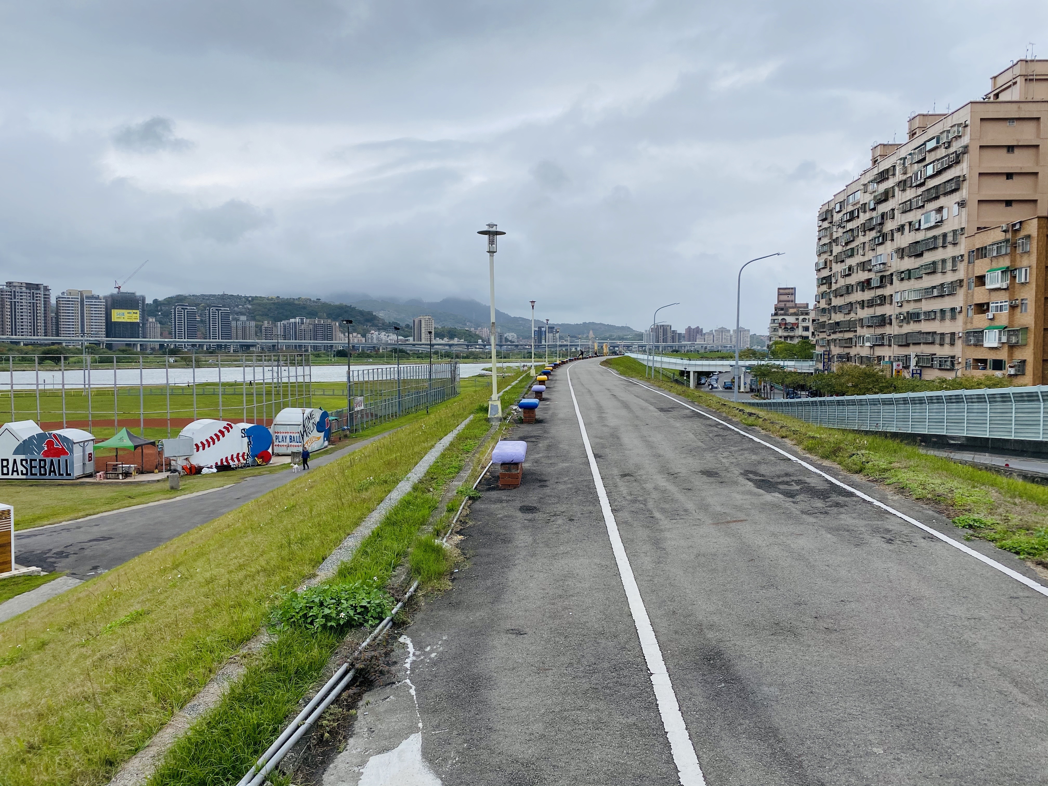 新北市蘆洲河濱公園擁有微風運河、棒球場、籃球場、排球場、網球場、寵物公園及戶外健身場
