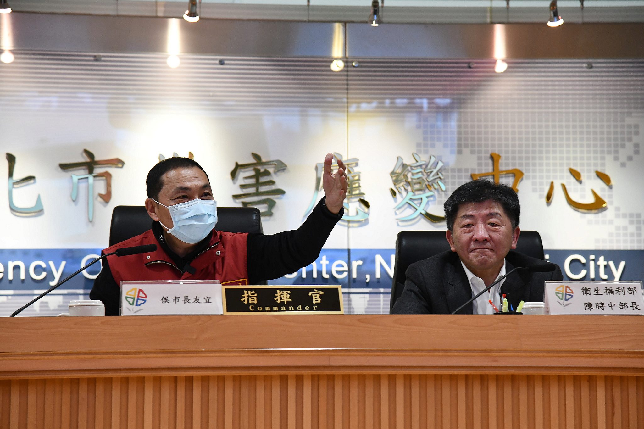 侯友宜市長感謝陳時中部長到場指導，並介紹「新北陪你，安心宅14天」居家檢疫關懷包