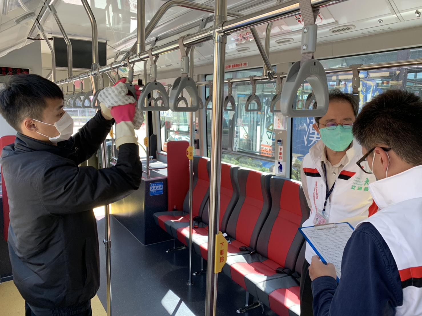 北北基桃於開學前夕訂為公共運輸清潔日，全面檢查公車、捷運、公共自行車場站車輛及一線服務人員防疫消毒整備情形
