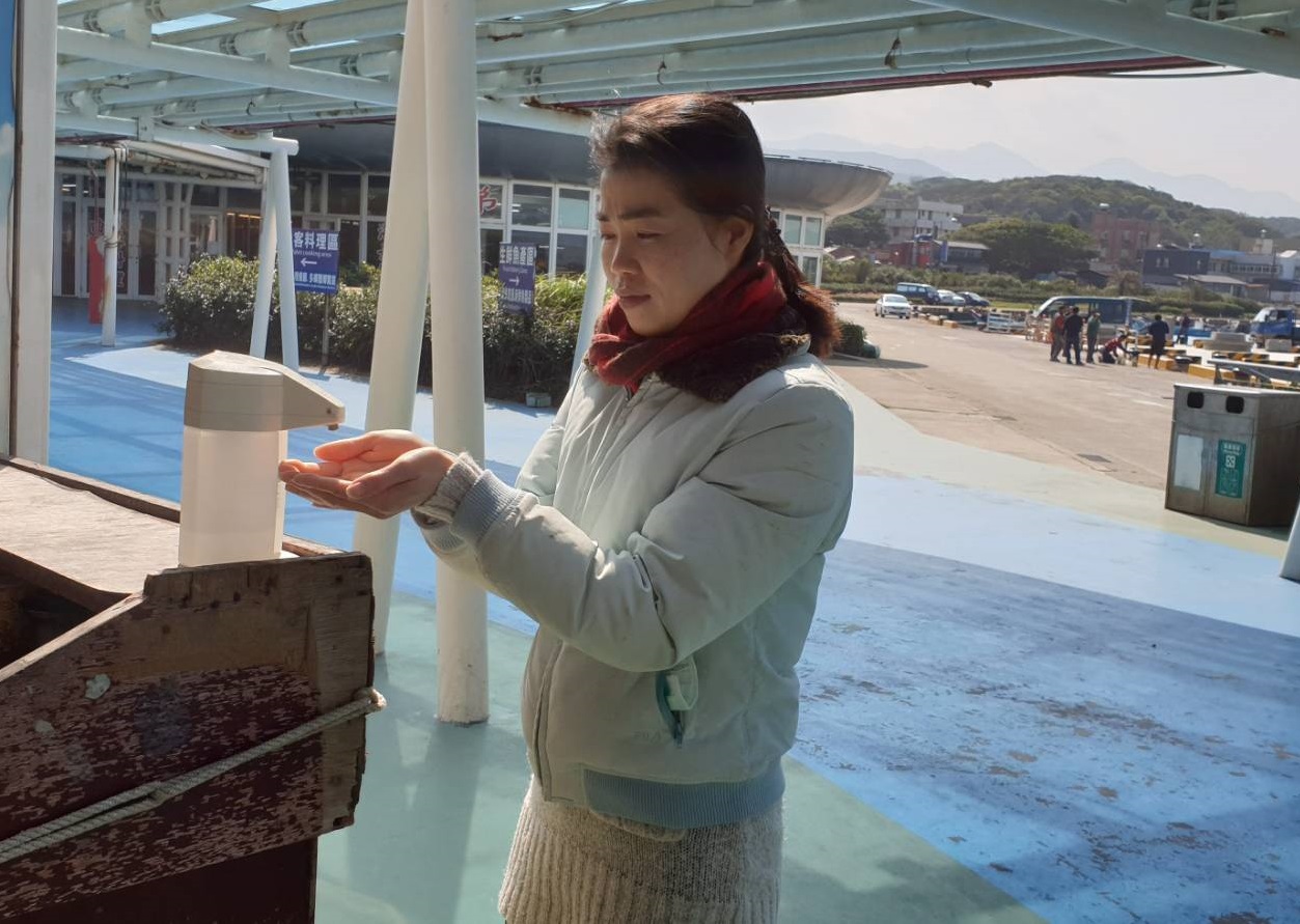 因應近期的疫情防護措施，魚市也提供酒精供遊客隨時消毒。
