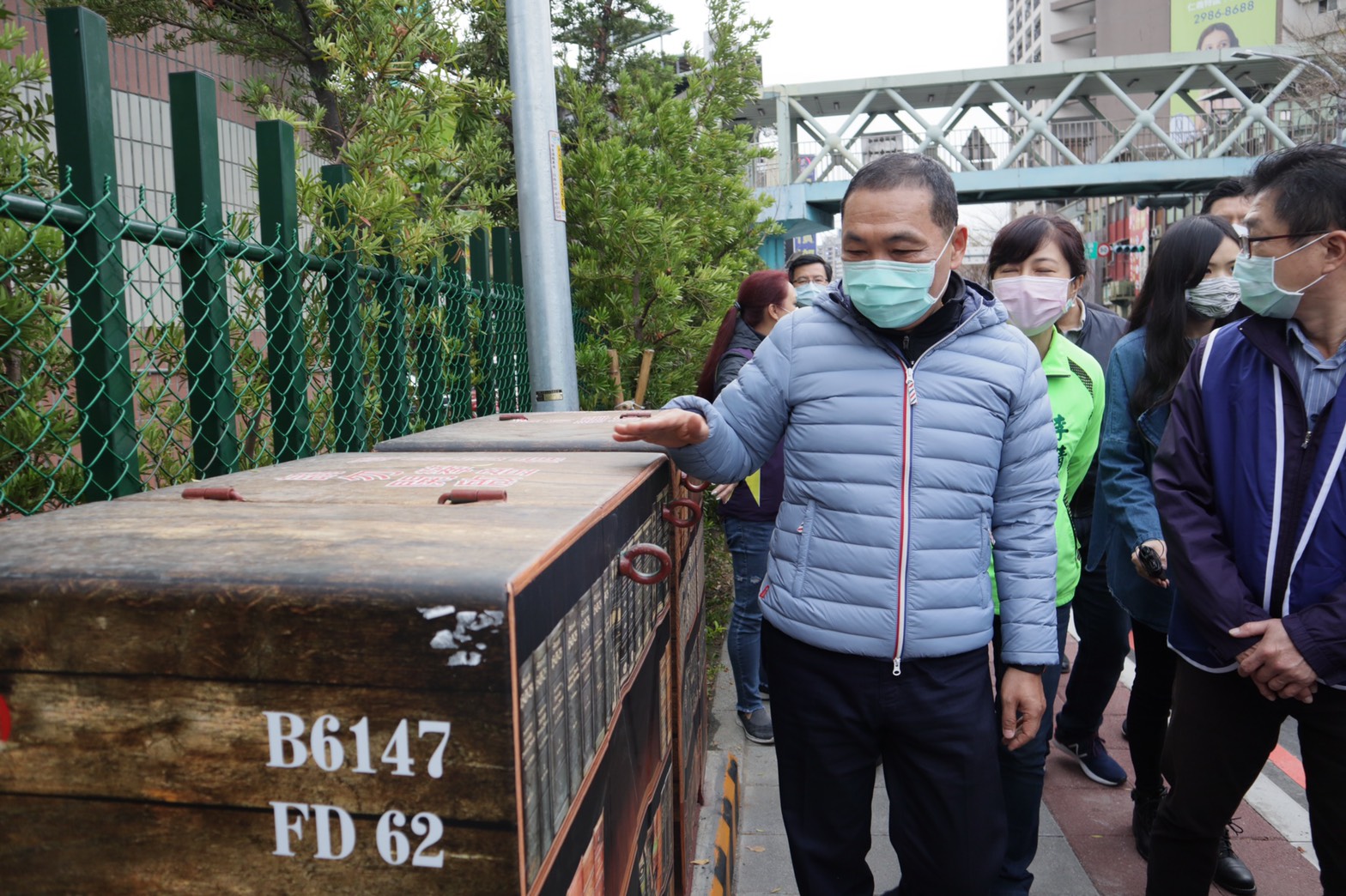 侯友宜市長視察三重國小通學廊道，養工處將人行道美化成書櫃充滿書香味