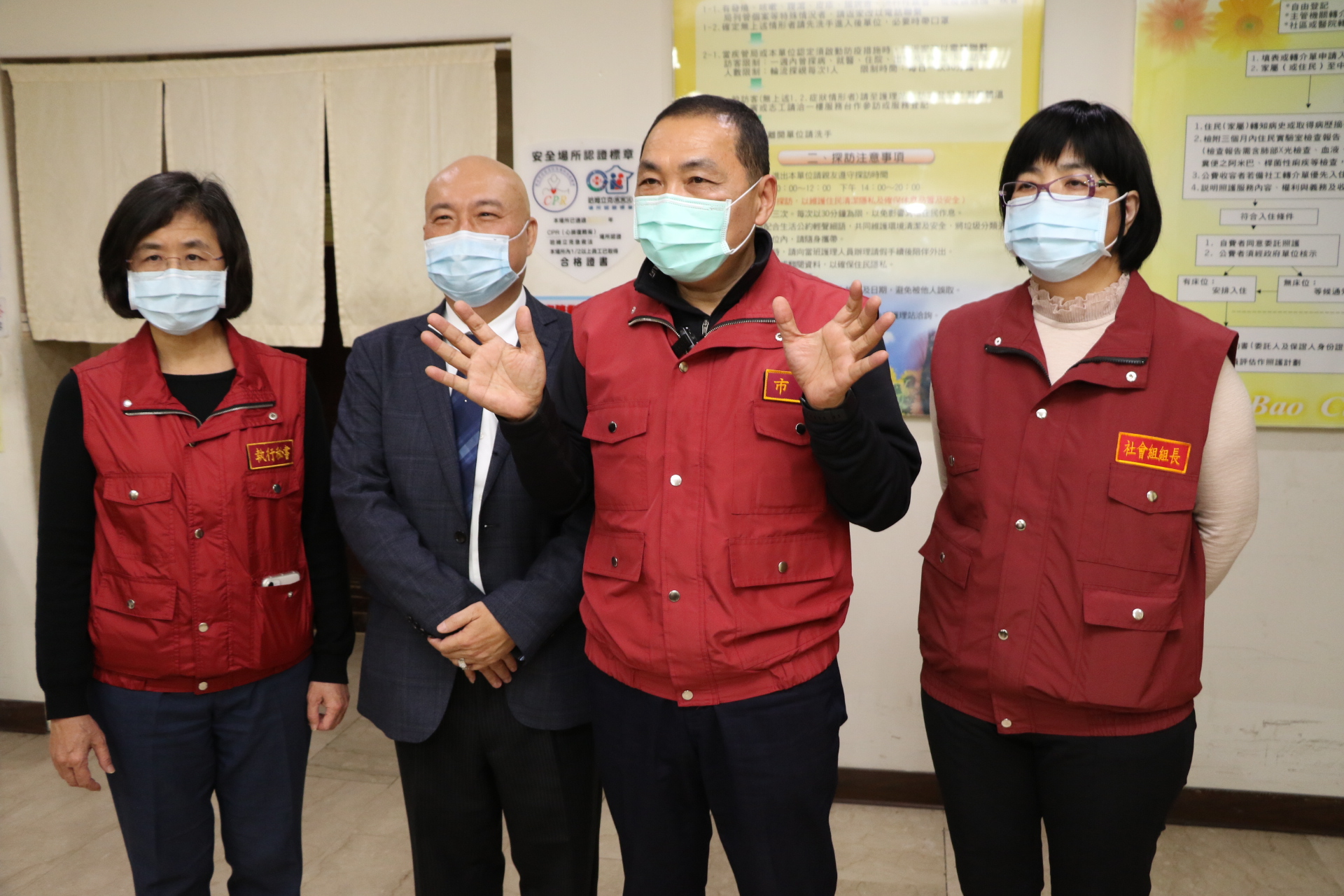侯友宜強調全市355家長照和護理之家  務必做好各項防疫作為  左2為祥寶長照負責人林哲弘